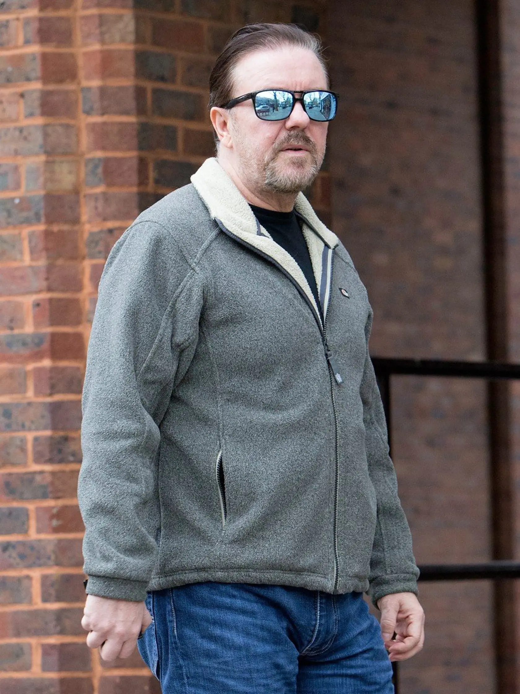 Britský komik Ricky Gervais (57) žije 36 rokov s partnerkou Jane Fallonovou, ale vraj nemá dôvod na oficiálnu ceremóniu.