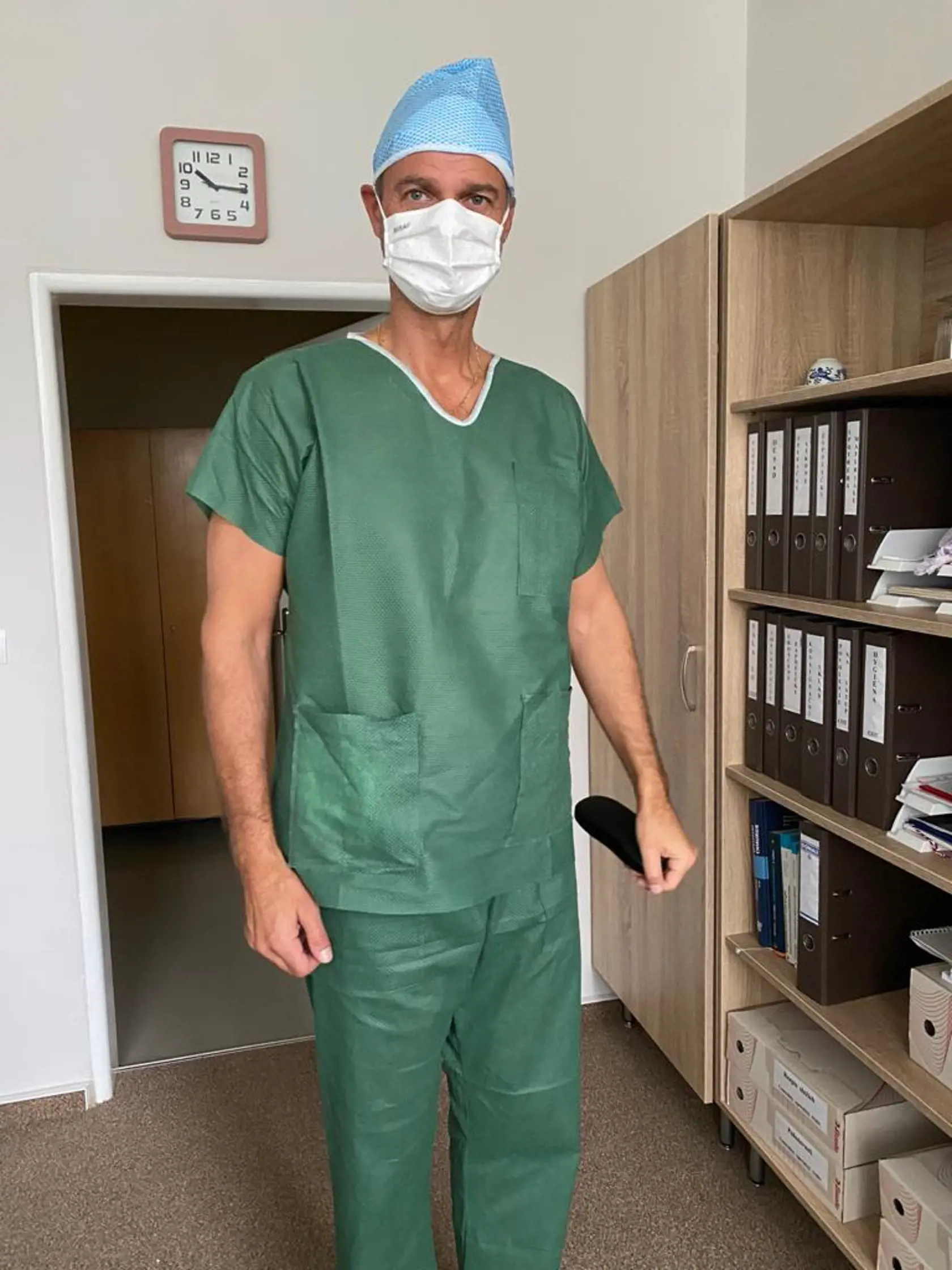 Richard Raši si po dlhšom čase "precvičil" na operačnej sále svoje vedomosti z medicíny.