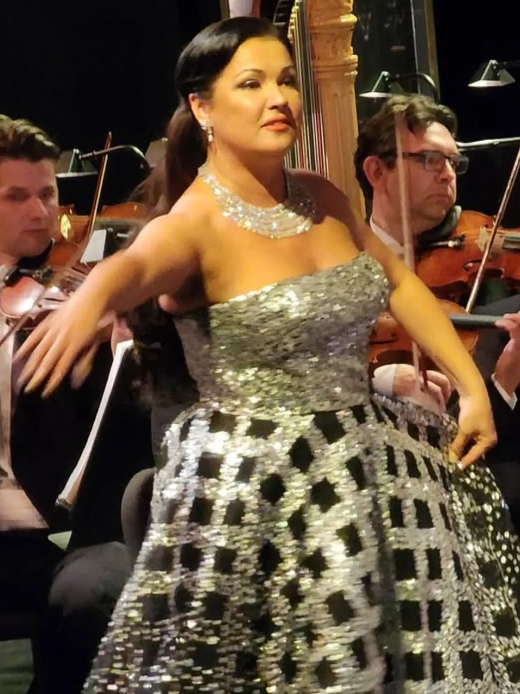 Anna Netrebko v Bratislave: Po jej boku si zaspieval mladý tenor Freddie De Tommaso, hosťovala aj Terézia Kružluaková a orchester dirigoval  Michelangelo Mazza.