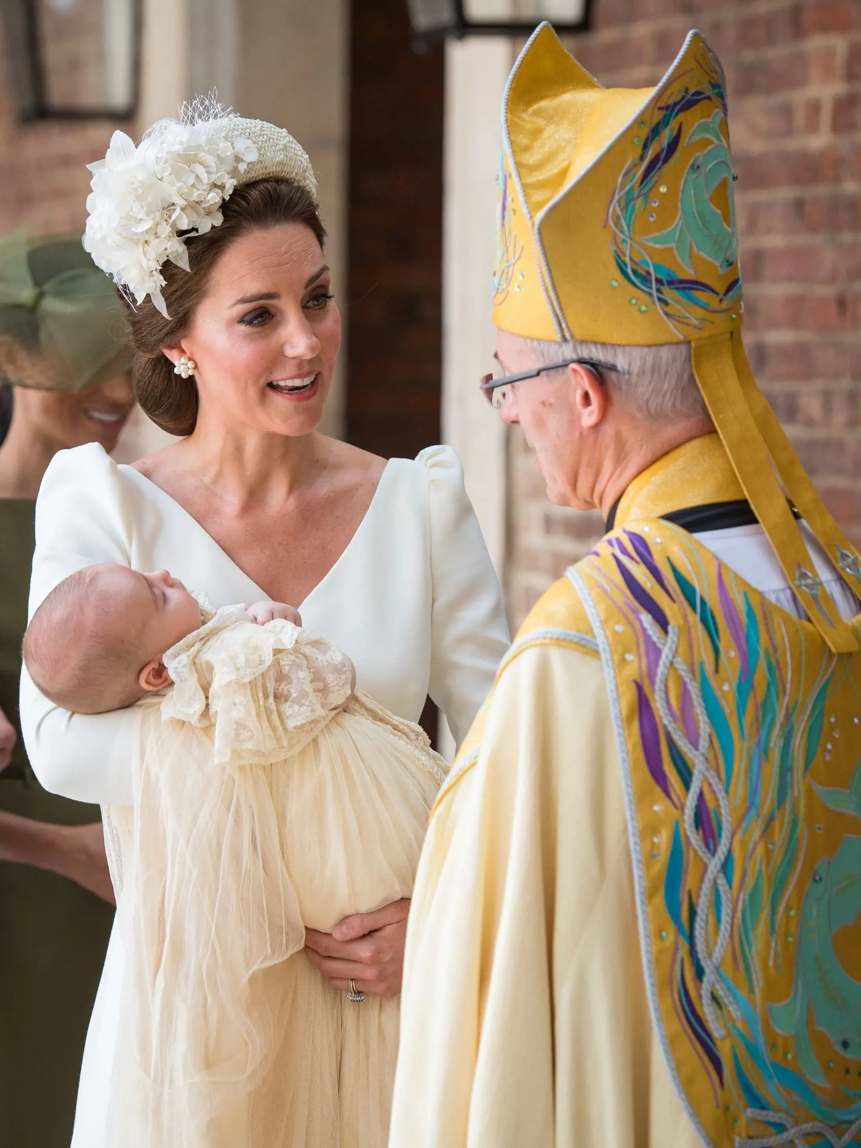 Aj tretie dieťa William a a Kate pokrstí arcibiskup z Canterbury - najvyšší reverend Justin Welby. S týmto hlavným predstaviteľom anglikánskej cirkvi je kráľovská rodina úzko spätá. V roku 2011 ich dokonca zosobášil v tisícročnej Westminsterskej katedrále svätého Petra.  Welby oddával aj Harryho a Meghan.