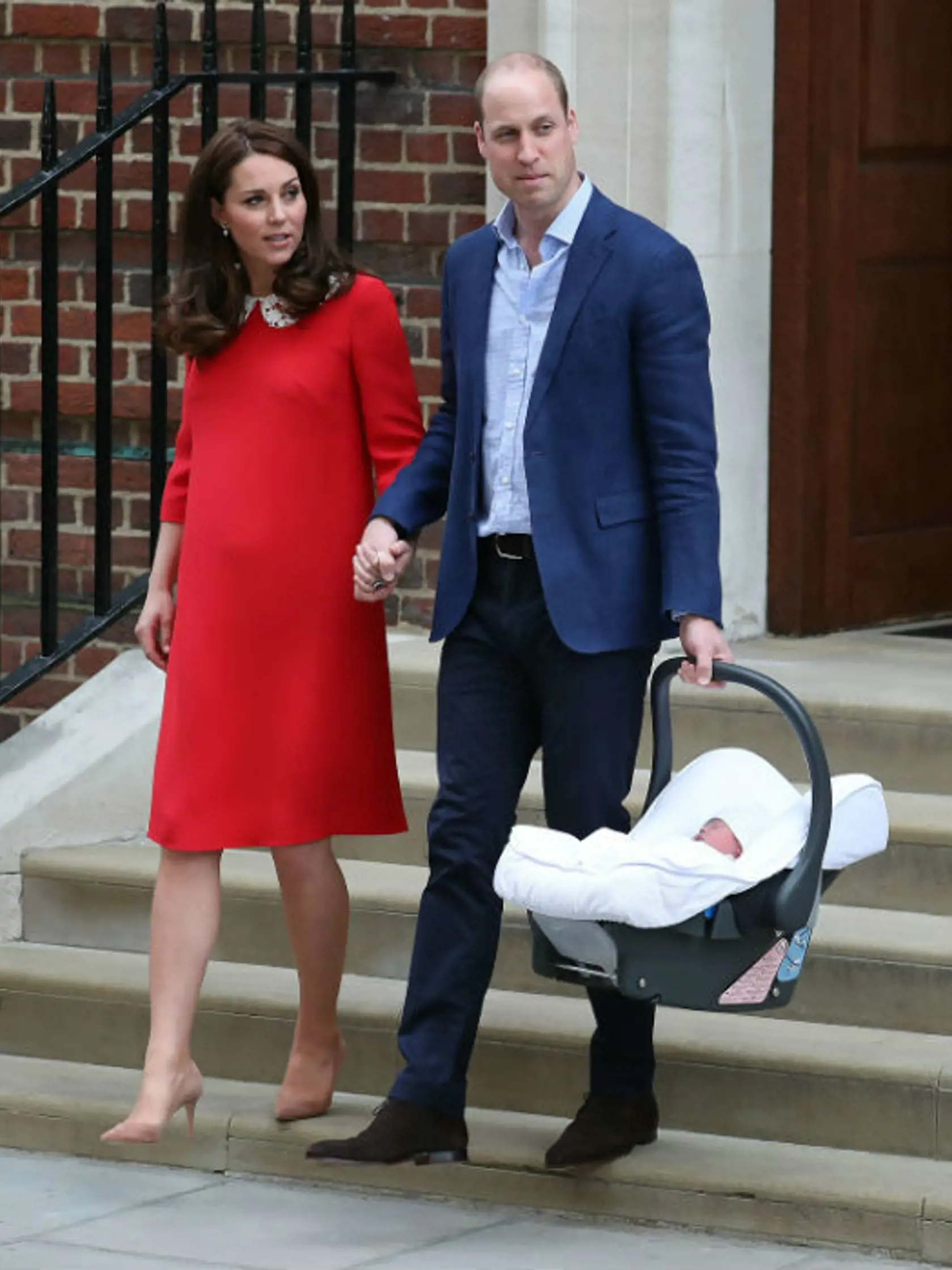 Tretíkrát pózujú pred nemocnicou - William a Kate si odnášajú domov princa Louisa. 