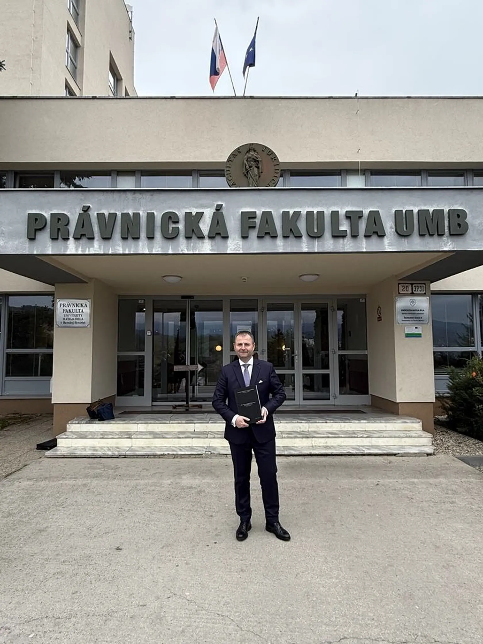 Marián Kéry (Smer) dokončil svoju druhú vysokú školu. Podarilo sa mi to počas toho, ako bol predsedom zahraničného výboru Národnej rady Slovenskej republiky.
