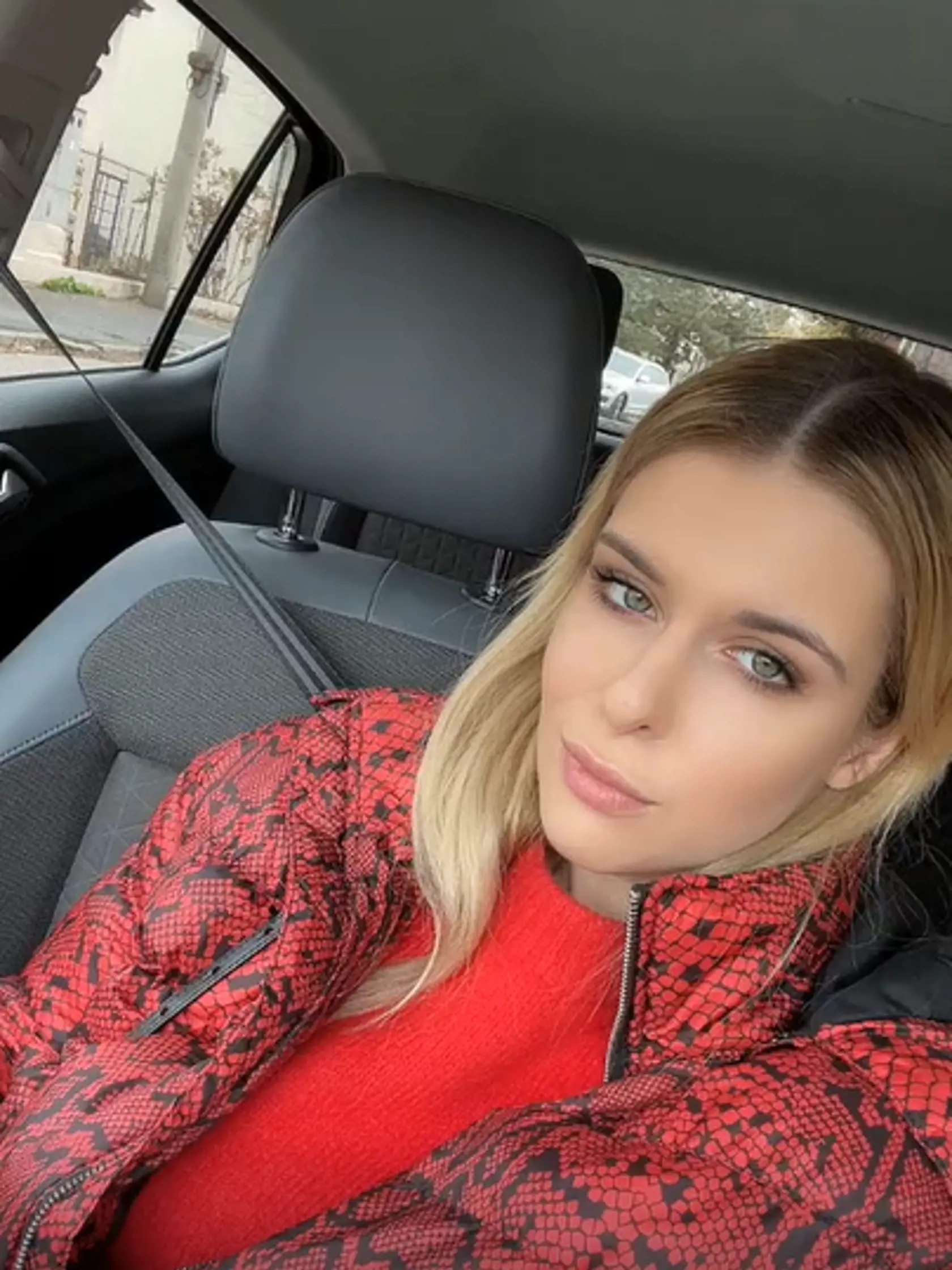Laura Vargová (22) pracuje ako asistentka poslanca Miroslava Žiaka (SaS) približne od marca tohto roku. Jej mesačná odmena je podľa ústredného portálu Národnej rady SR 500 eur. Príťažlivá blondína napriek svojmu mladému veku má už na konte bizarný incident. Vlani v novembri  v nočných hodinách opitá  šoférovala luxusný Mercedes v centre Bratislavy, kedy narazila do policajného auta pričom zranila dvoch policajtov v službe.