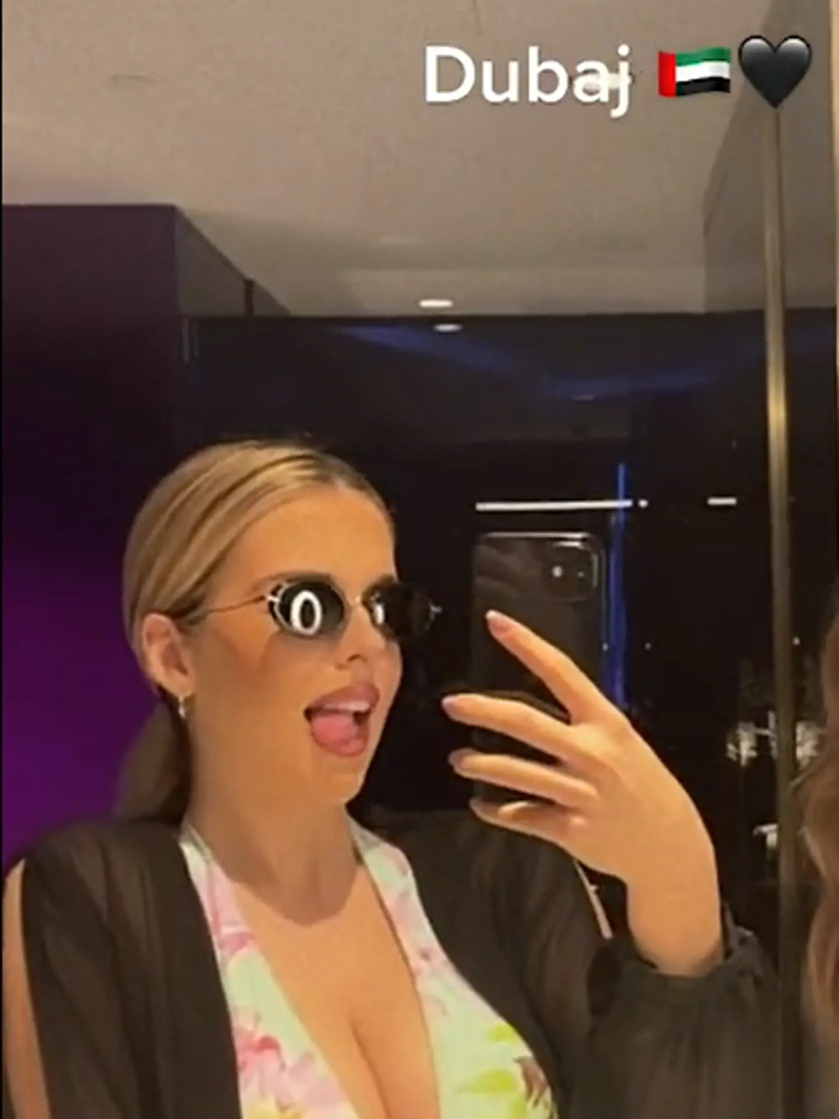Asistentka poslanca SaS Miroslava Žiaka Laura Vargová (22) je veľmi aktívna na sociálnej sieti. Na jej profile nájdeme množstvo fotografií, ktoré potvrdzujú, že miluje luxus, cestovanie, bujaré zábavy a hriešne drahé oblečenie. Viacero snímok aj videí uverejnila aj zo svojich výletov v Dubaji, kam cestuje pomerne často. 