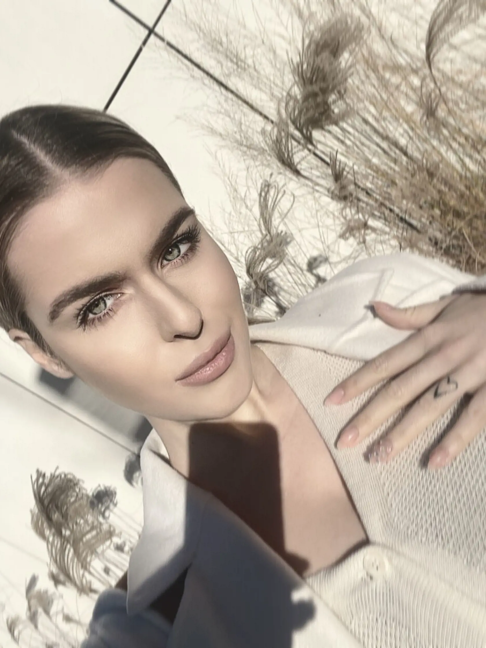 Laura Vargová (22) pracuje ako asistentka poslanca SaS Miroslava Žiaka približne od marca 2022. Jej mesačná odmena je podľa ústredného portálu Národnej rady SR 500 eur.  Príťažlivá blondína napriek svojmu mladému veku má už na konte bizarný incident. Vlani v novembri  v nočných hodinách opitá  šoférovala luxusný Mercedes v centre Bratislavy, kedy narazila do policajného auta pričom zranila dvoch policajtov v službe. 