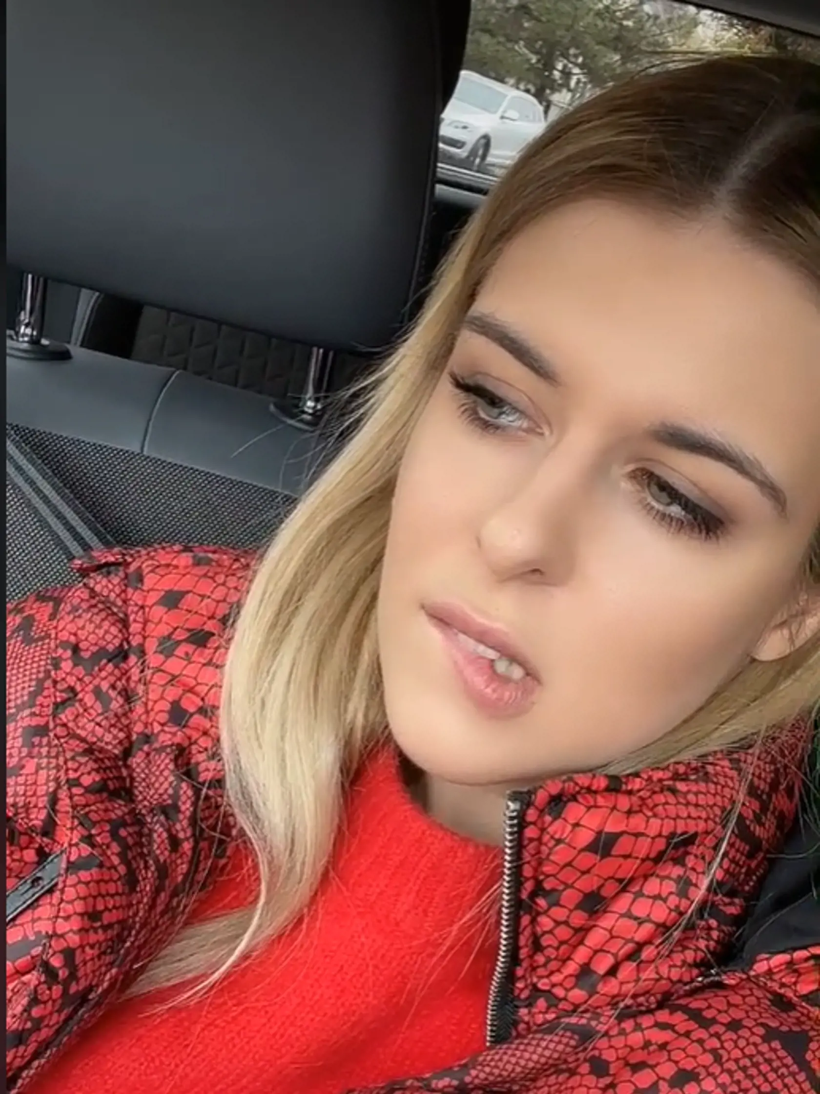 Laura Vargová (22) pracuje ako asistentka poslanca Miroslava Žiaka (SaS) približne od marca tohto roku. Jej mesačná odmena je podľa ústredného portálu Národnej rady SR 500 eur. Príťažlivá blondína napriek svojmu mladému veku má už na konte bizarný incident. Vlani v novembri  v nočných hodinách opitá  šoférovala luxusný Mercedes v centre Bratislavy, kedy narazila do policajného auta pričom zranila dvoch policajtov v službe.