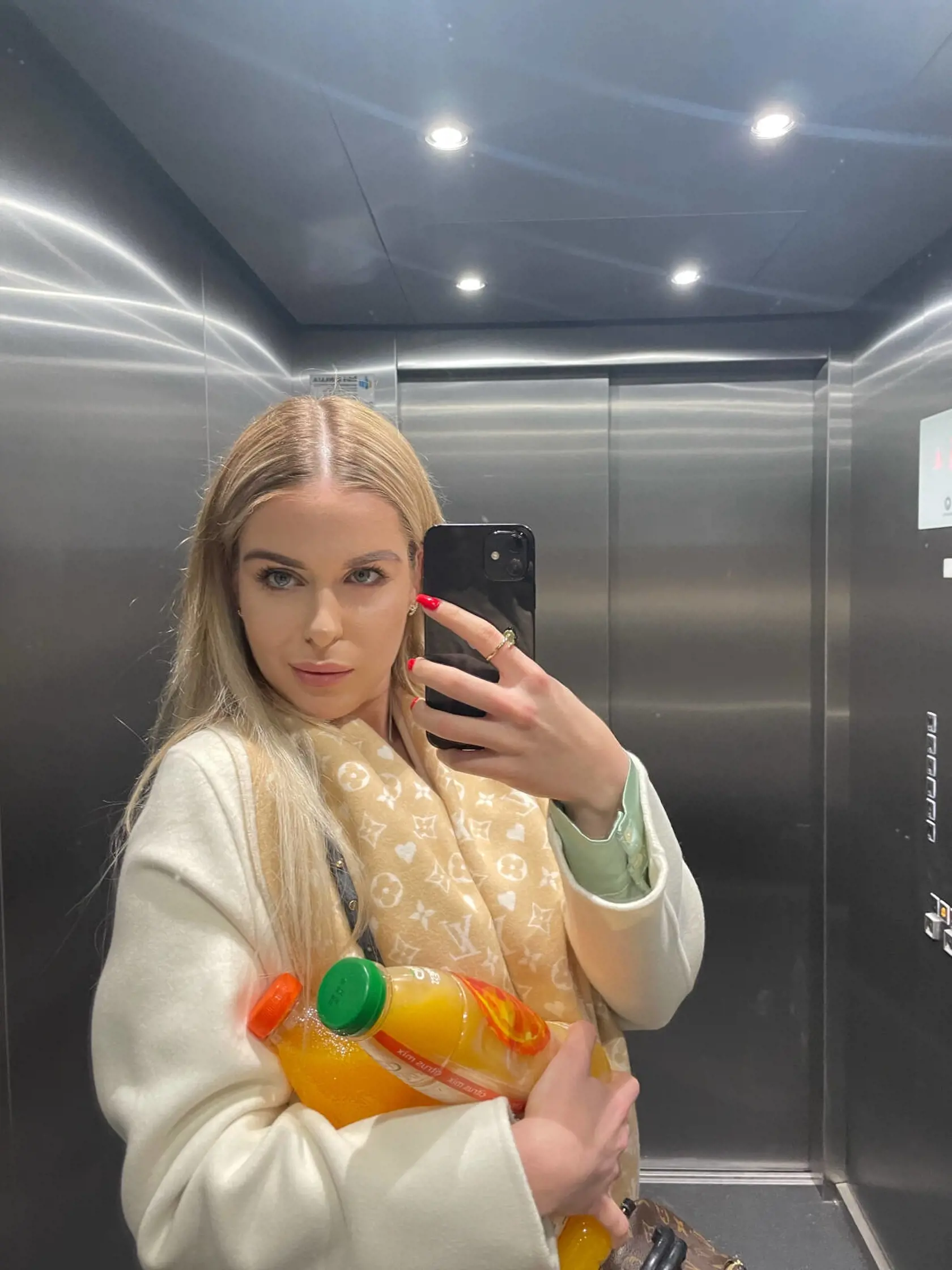 Asistentka poslanca Miroslava Žiaka (SaS) Laura Vargová (22) je veľmi aktívna na sociálnej sieti. Na jej profile nájdeme množstvo fotografií, ktoré potvrdzujú, že miluje luxus, cestovanie, bujaré zábavy a hriešne drahé oblečenie.