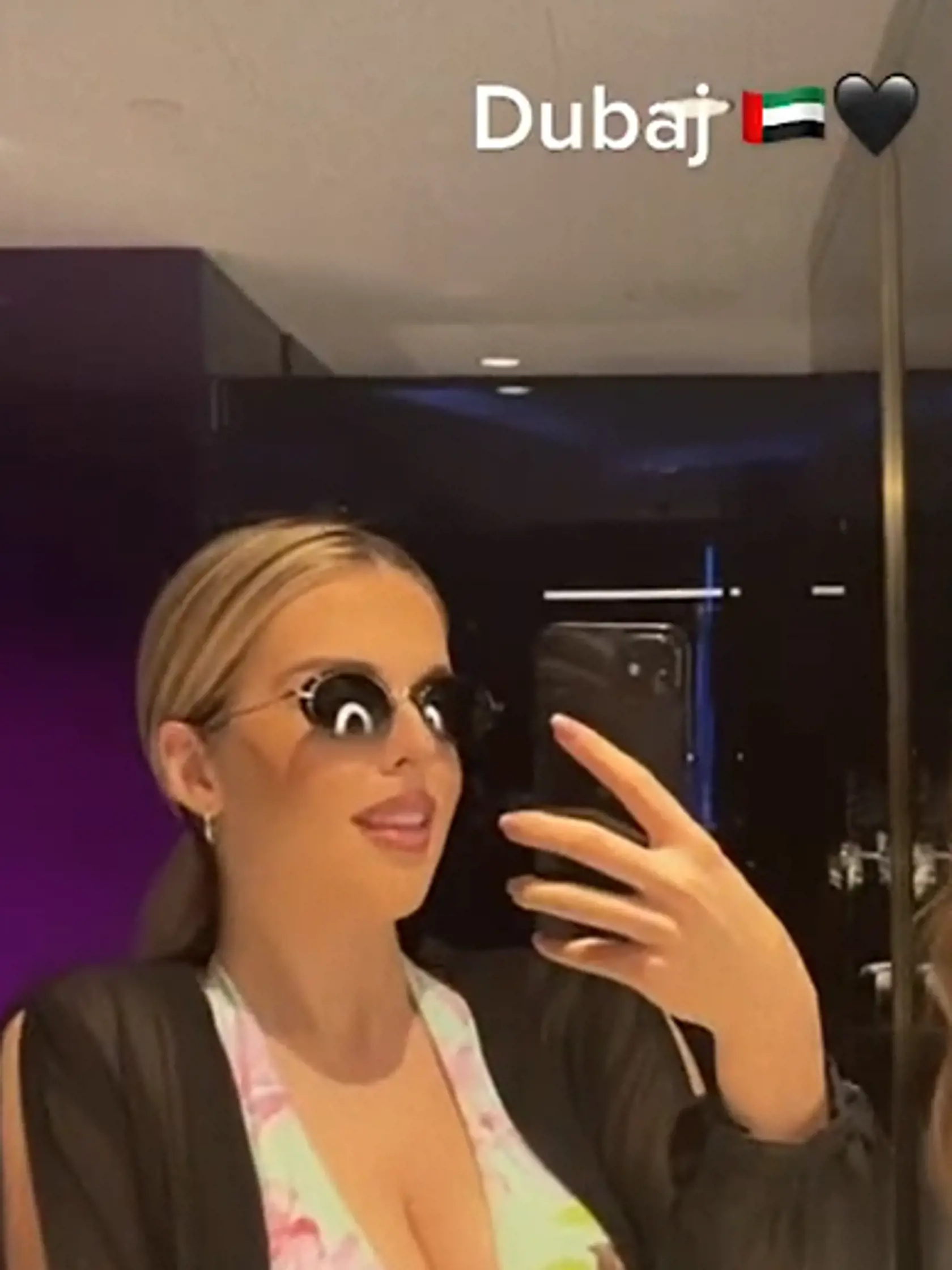 Atraktívna blondína Laura s obľubou dráždi odvážnymi snímkami, kde ju vidno vo zvodných a v lascívnych pózach.