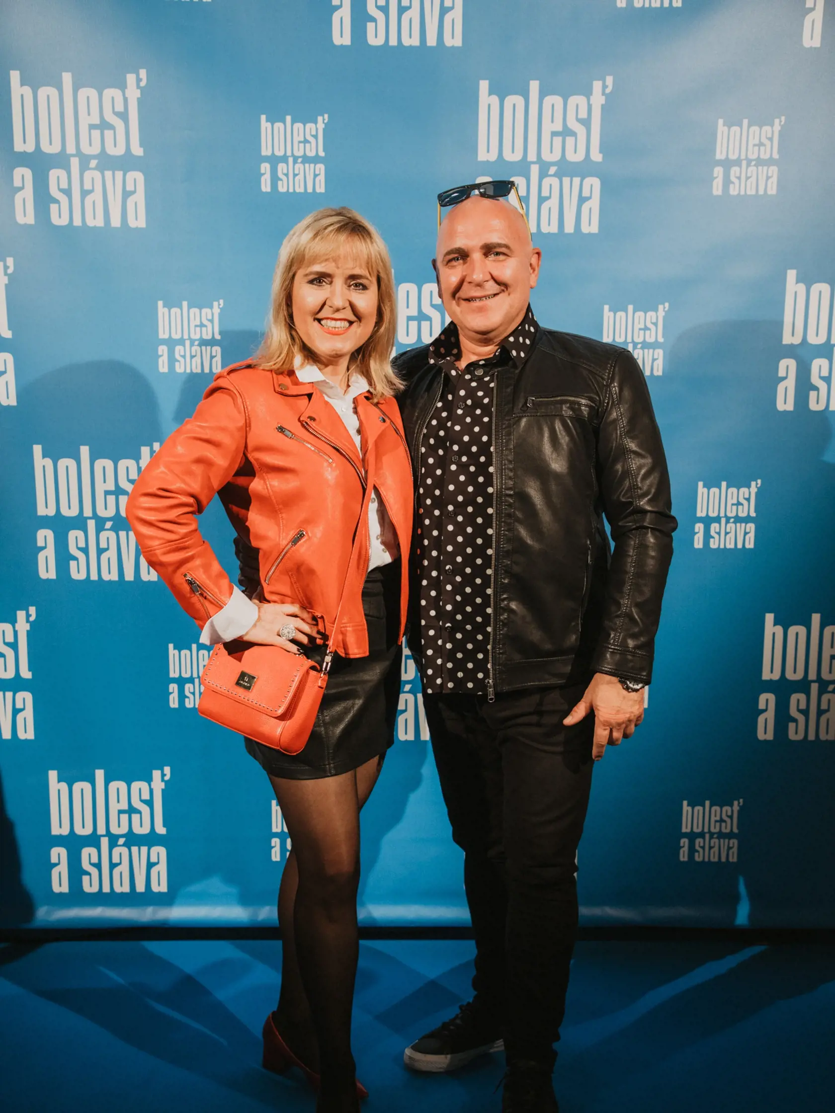 Markizáčka Nora Krchňáková nahodila kožený outfit. Oranžovú bundičku skombinovala s kabelkou rovnakej farby. Na fotke s priateľom Petrom.