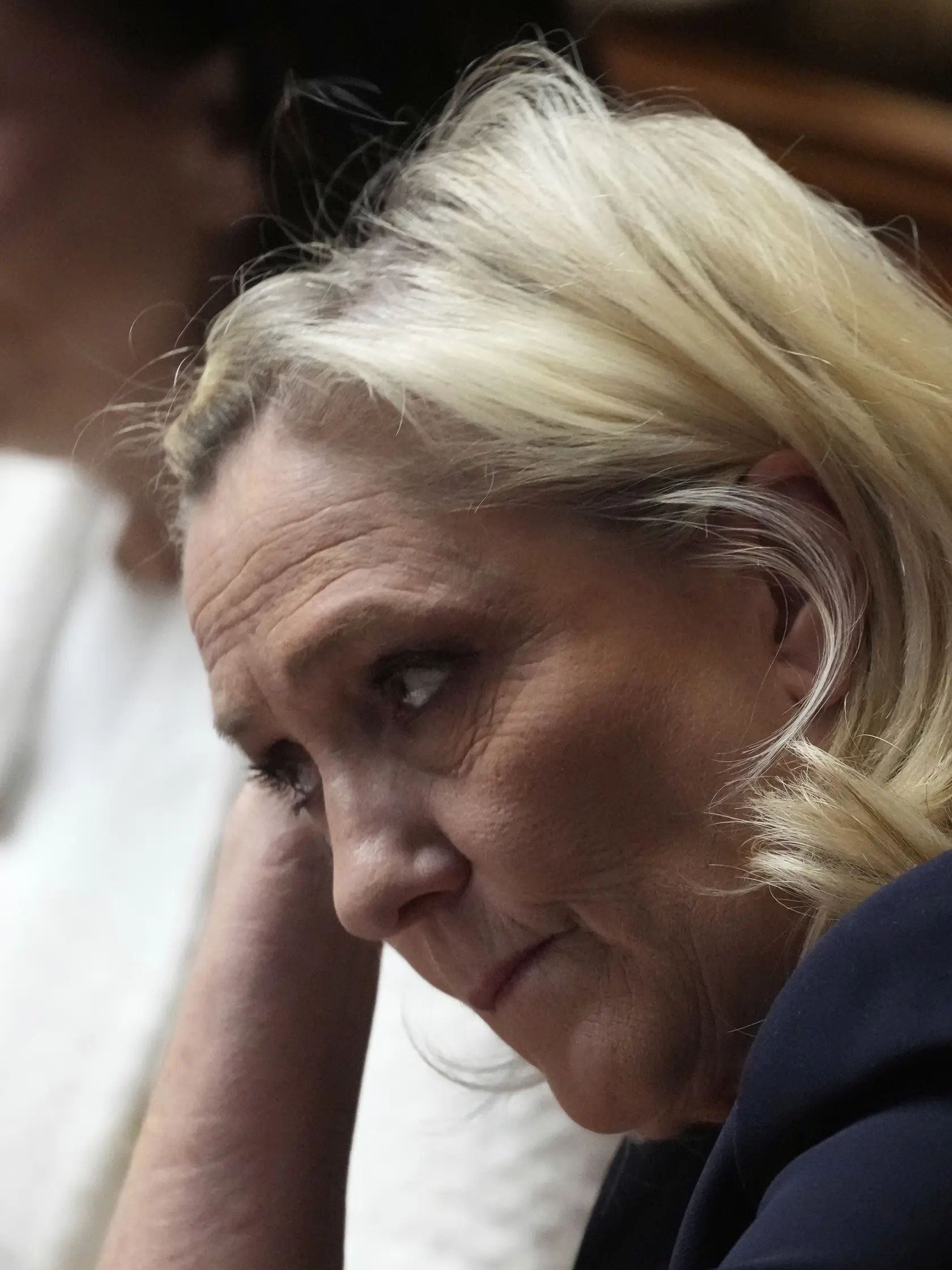 Líderka krajne pravicového Národného združenia (RN) Marine Le Penová reaguje počas zasadnutia Národného zhromaždenia v Paríži 1. apríla 2025. Súd v Paríži v pondelok uznal Le Penovú za vinnú zo sprenevery finančných prostriedkov Európskeho parlamentu (EP). S okamžitou platnosťou jej zakázal uchádzať sa o verejné funkcie. Tento zákaz potrvá päť rokov. Zároveň ju za spreneveru odsúdili na štyri roky odňatia slobody: počas dvoch rokov bude jej trest podmienečný, ďalšie dva roky má mať elektronický náramok. Rozhodnutie súdu Le Penovej znemožní kandidovať v prezidentských voľbách v roku 2027, ak sa pred ich konaním proti svojmu rozsudku úspešne neodvolá.