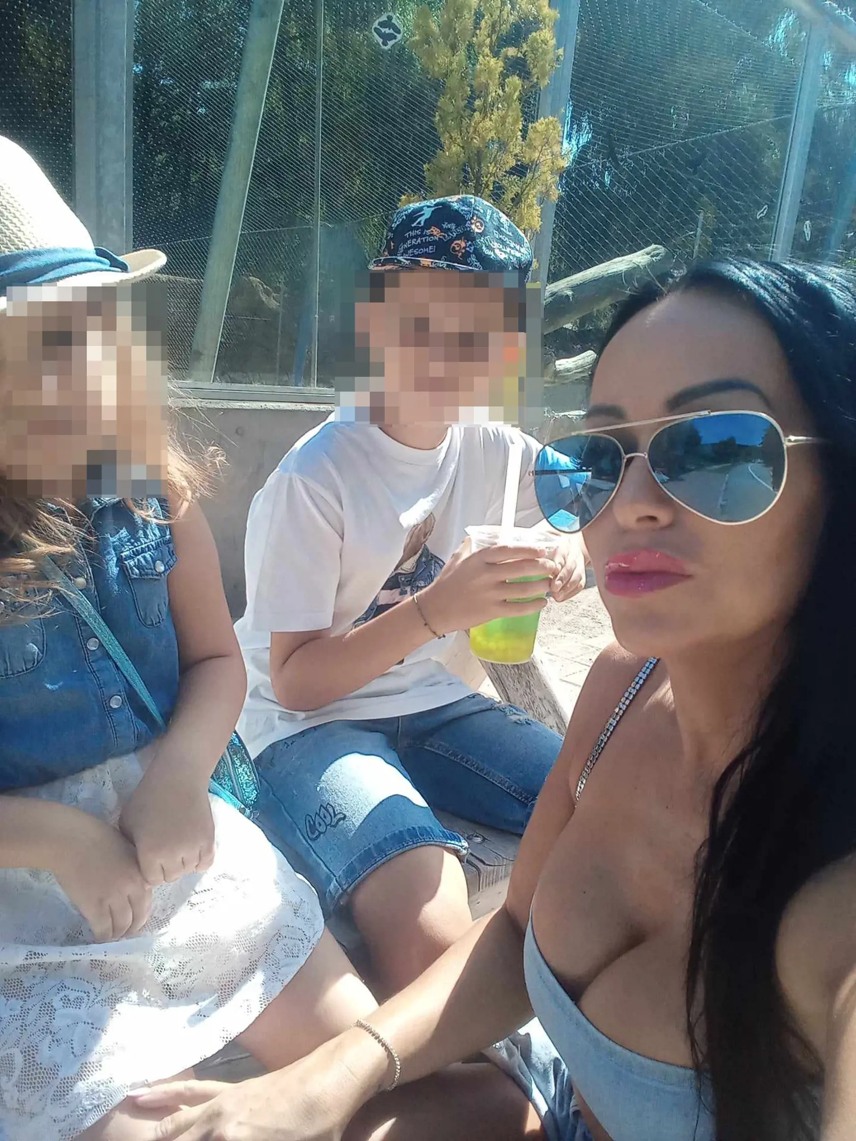 Mia prišla o dcéru, keď mala 5 rokov, manžel jej ju vzal v čase, keď ju ešte dojčila. Hneď po návrate matky s dcérou z ochrany svedkov. Staršieho syna má z prvého manželstva.