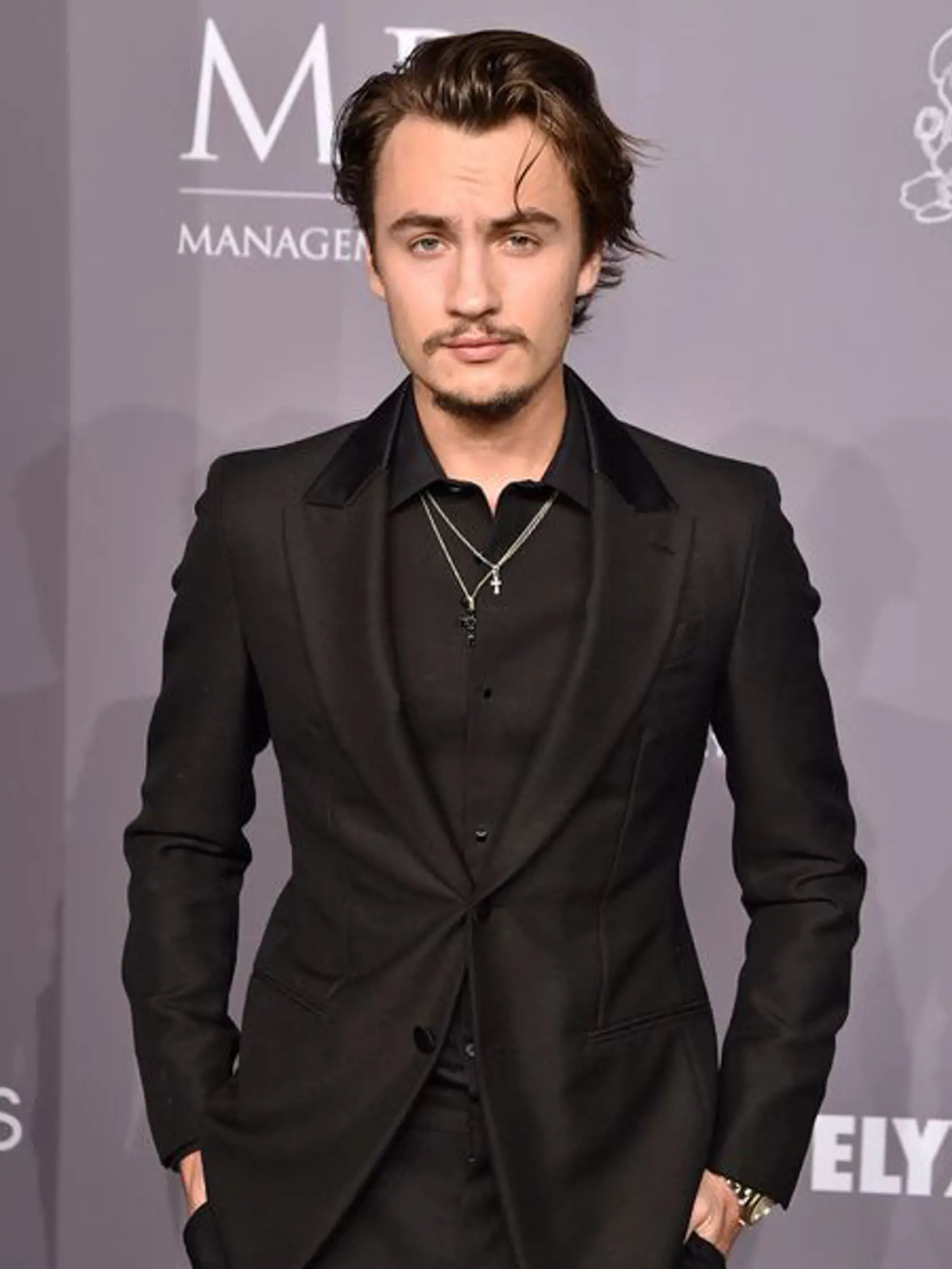 Brandon Thomas Lee - syn Pamely Anderson je momentálne súčasťou reality šou, hral vo filme z produkcie Netflix a už má zmluvu na nový seriál.