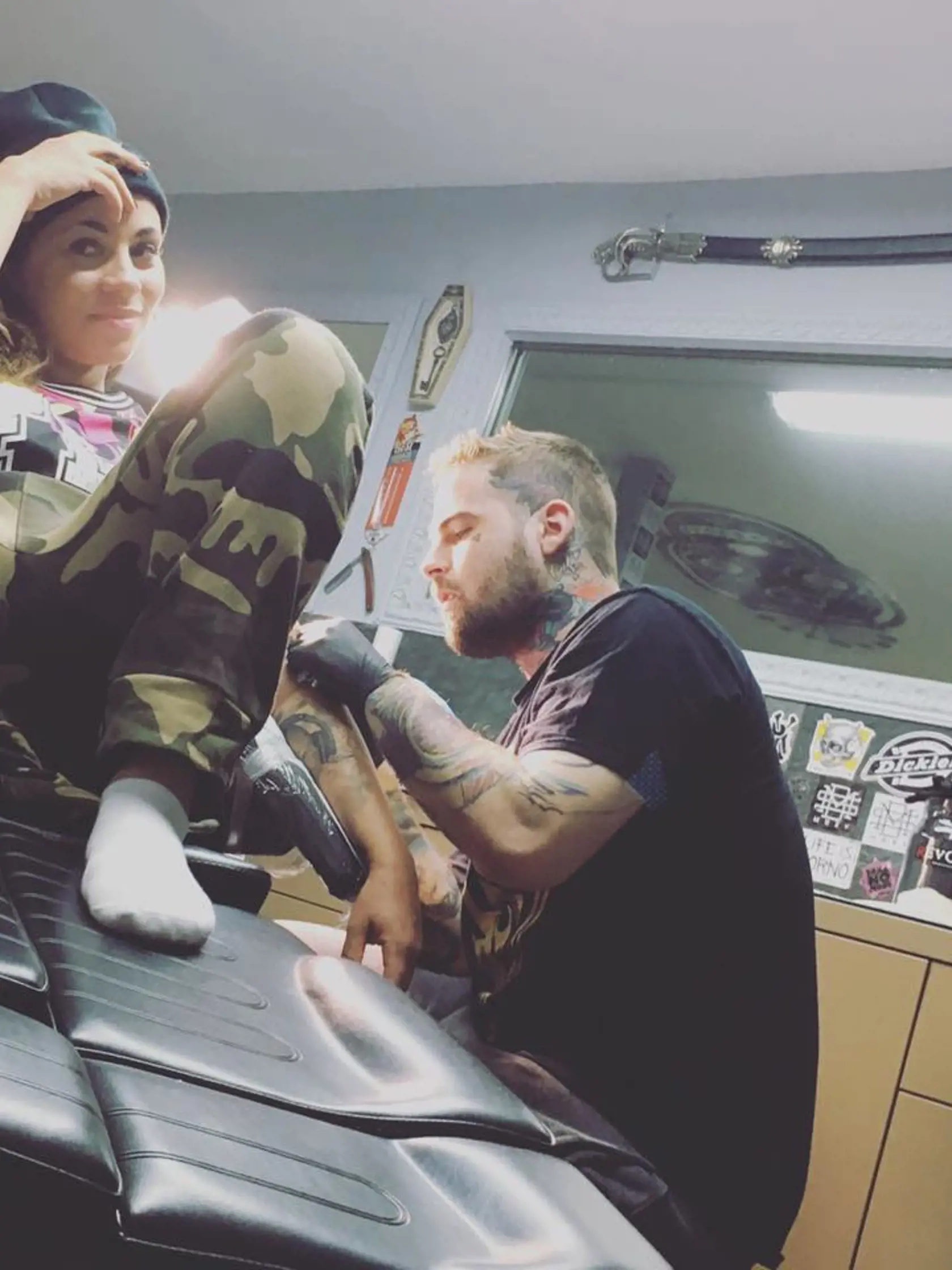 Tina v tetovacom štúdiu ... dávala si urobiť veľkú kerku na ľavé plece a post na sociálne médiá nemohol chýbať.