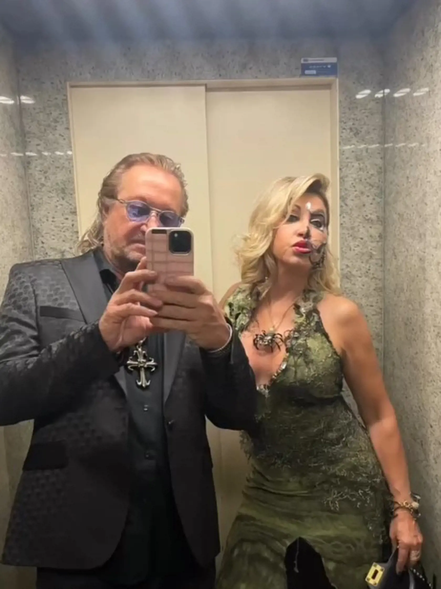 Róbert stavil na čierny oblek.