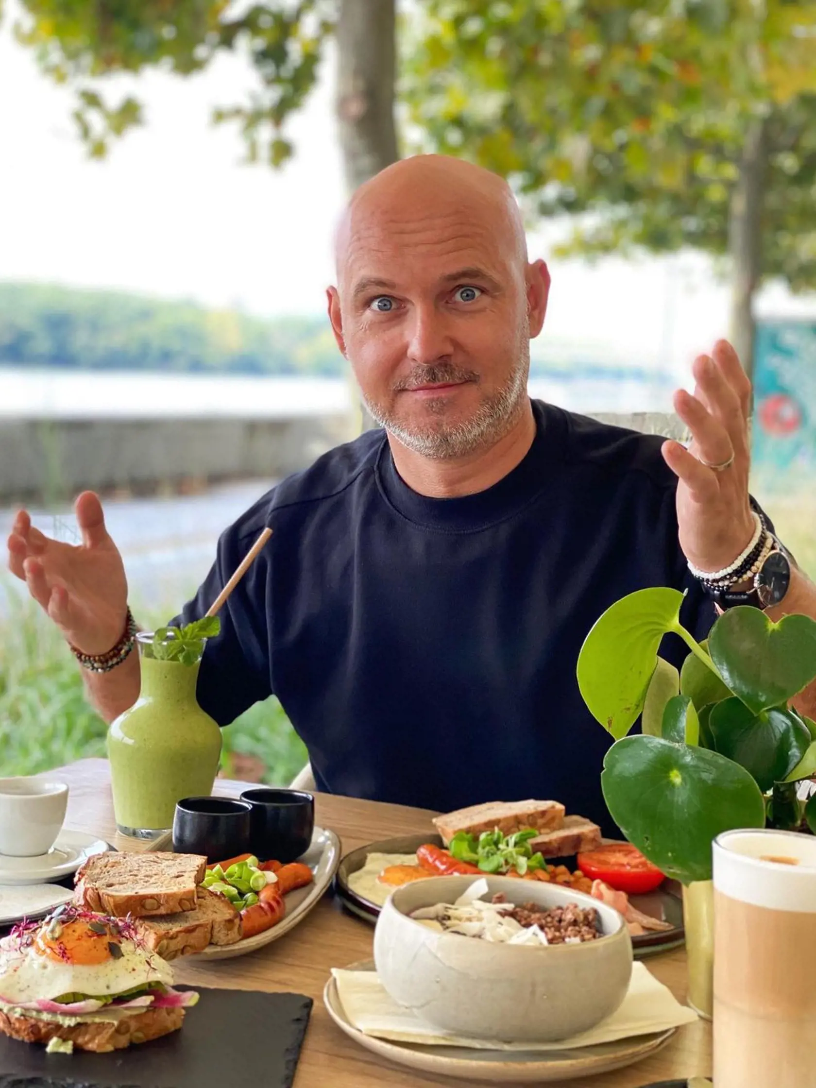 "Raňajky a posledné dni pekného počasia 😊☀️🍞🍳🥯," napísal minister školstva.