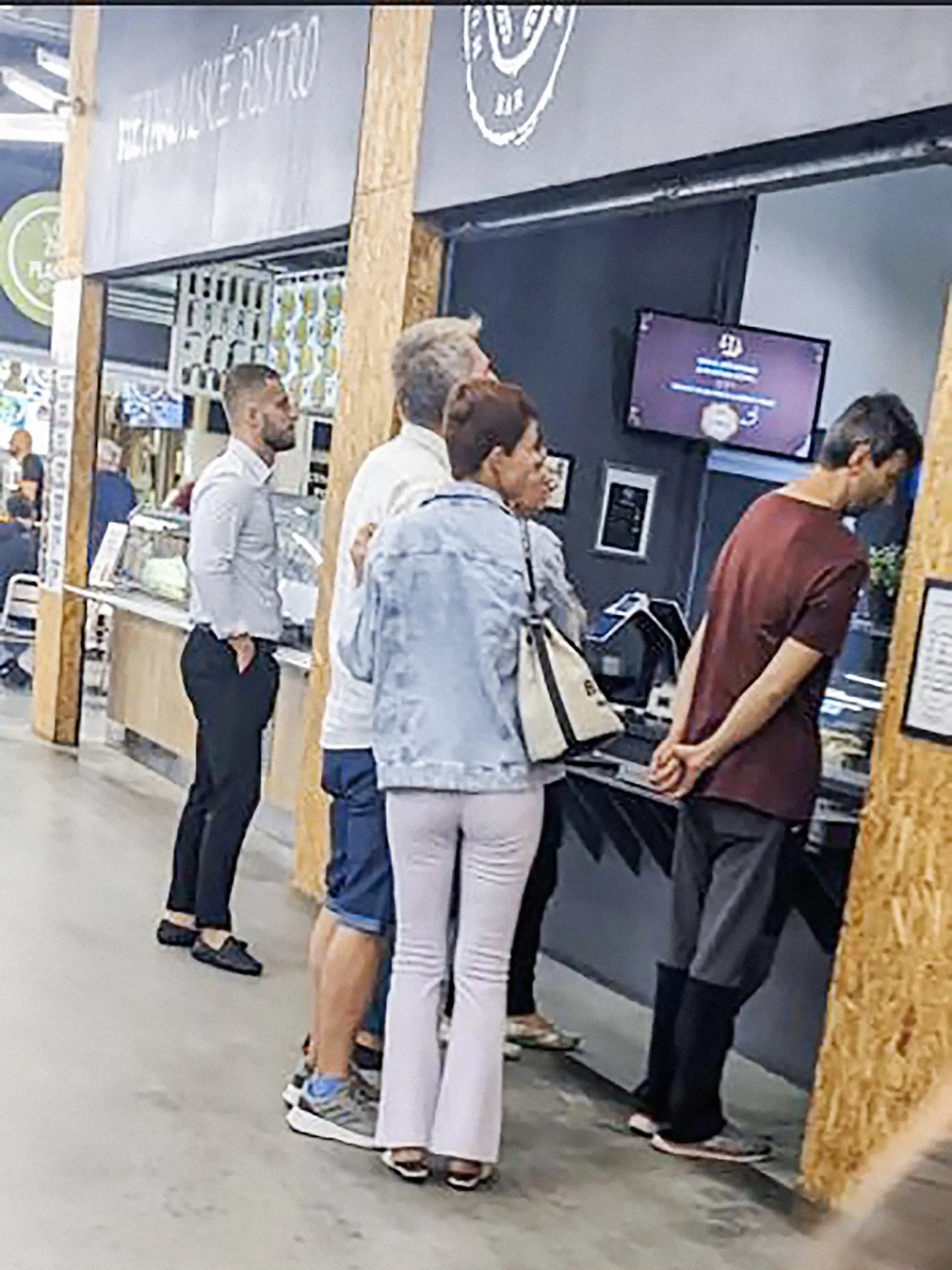 Bratislava 1. augusta – 12.35
Polhodinka na terase. Marcina stretol reportér PLUS 7 DNÍ vo Fresh Markete na obede s neznámou ženou.