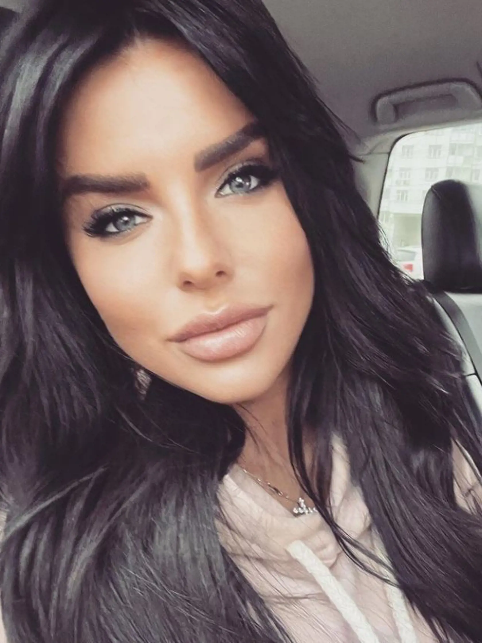 Keď sa v roku 1999 objavilo na hudobnej scéne ruské spevácke duo Tatu, okamžite vyvolalo vo svete vlnu senzácie aj pohoršenia. Imidž dievčat bol totiž postavený na mladej lesbickej láske a búreniu sa pravidlám.