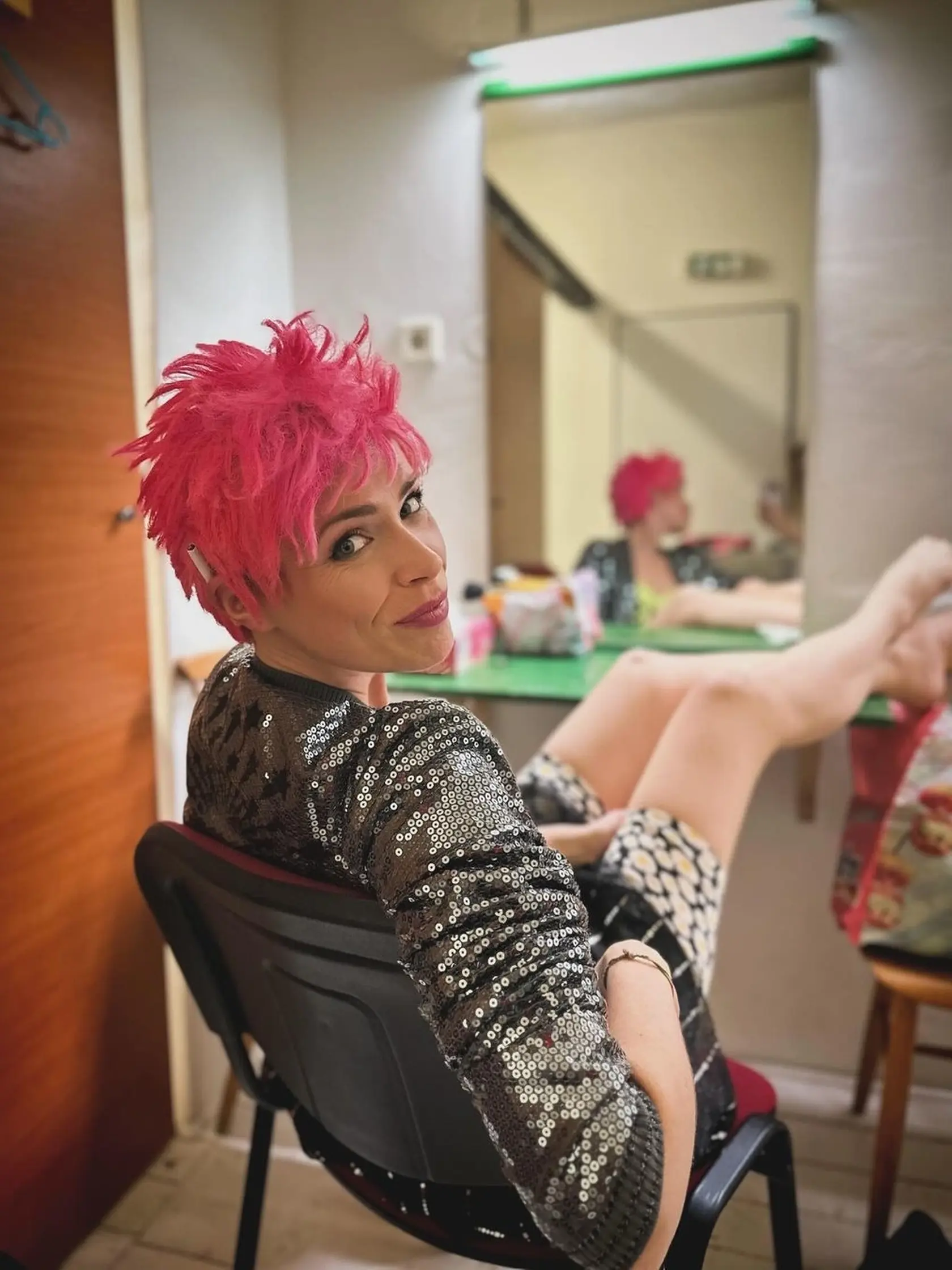 Mirka Parlová s krátkymi ružovými vlasmi. Na hlave však má len parochňu. 