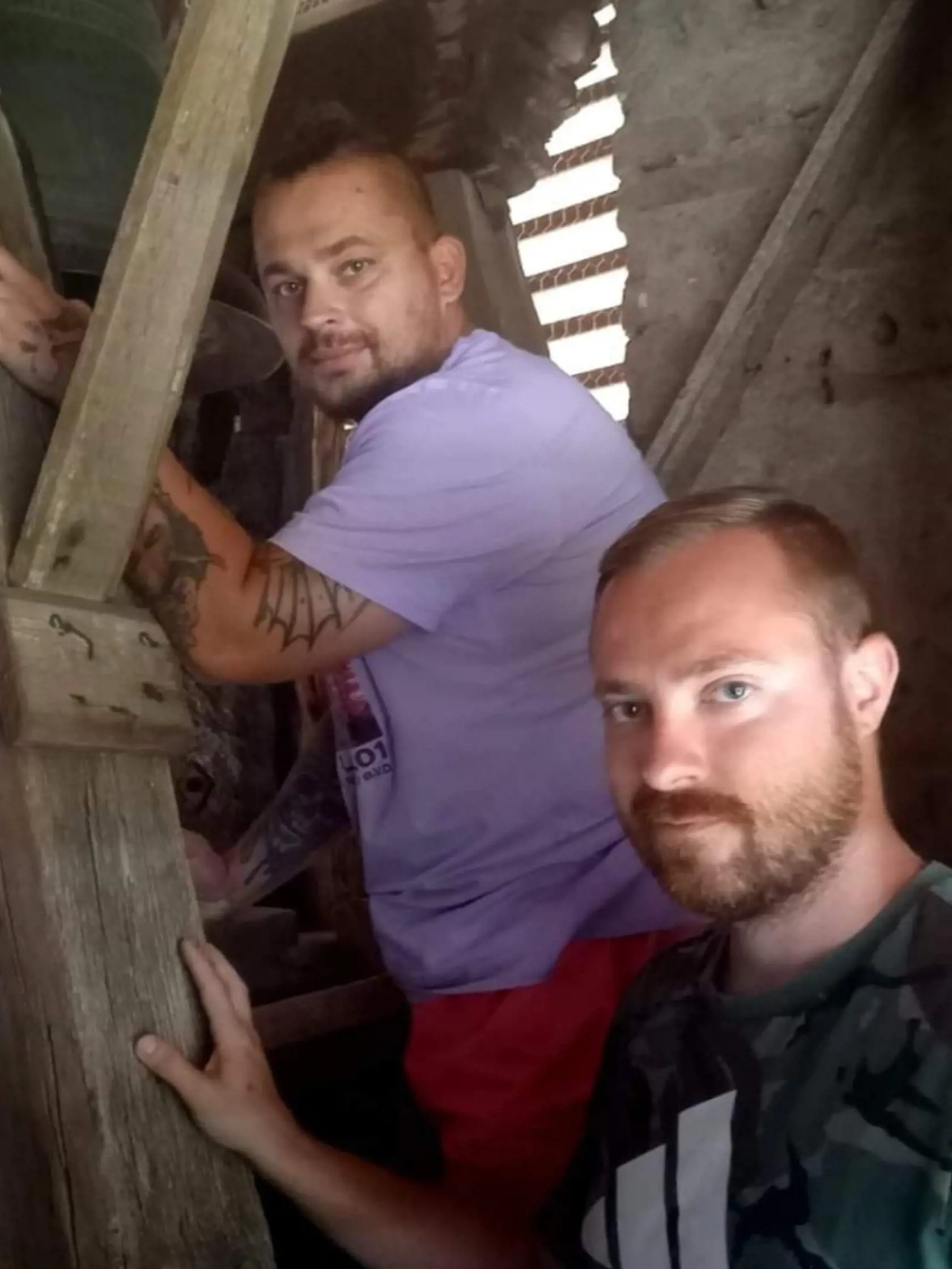 Dvaja nadšenci Richard Hričovský (vľavo) a Partik Eckert učinili v Seredi archeologický objav, ktorý doslova prepisuje históriu.