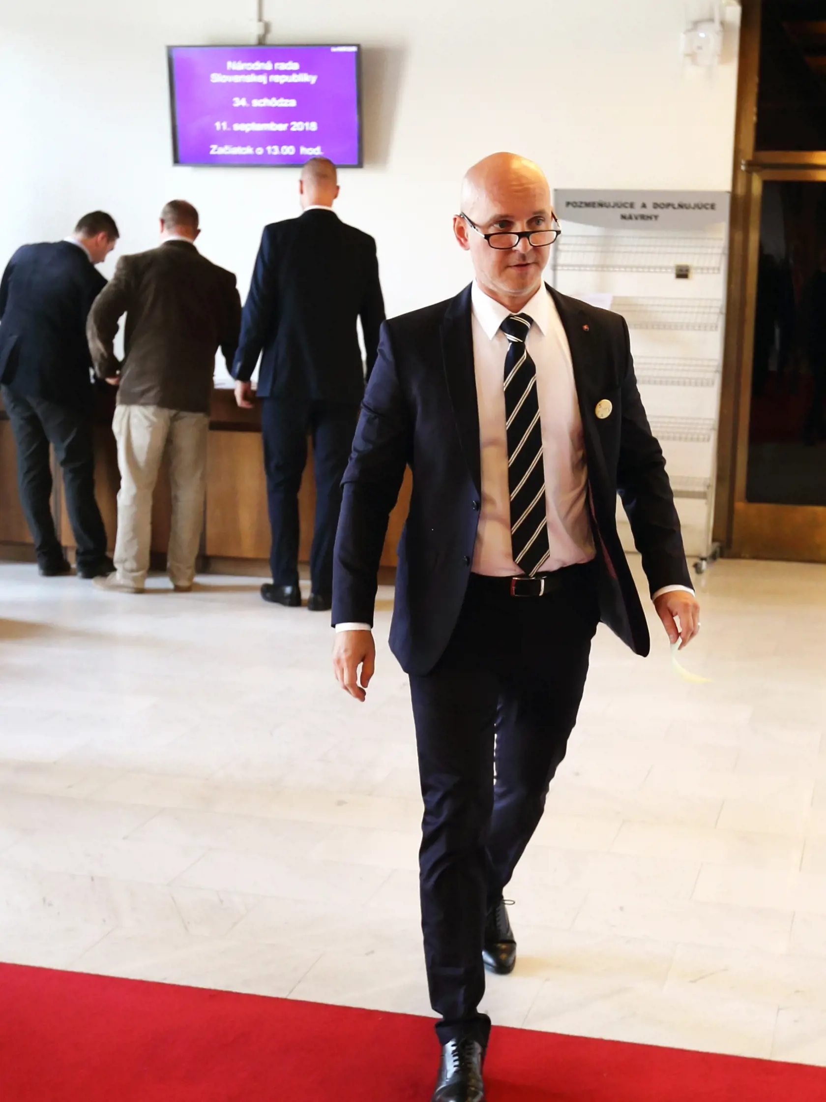 Predseda SaS Branislav Gröhling strieda okuliare aj podľa farieb