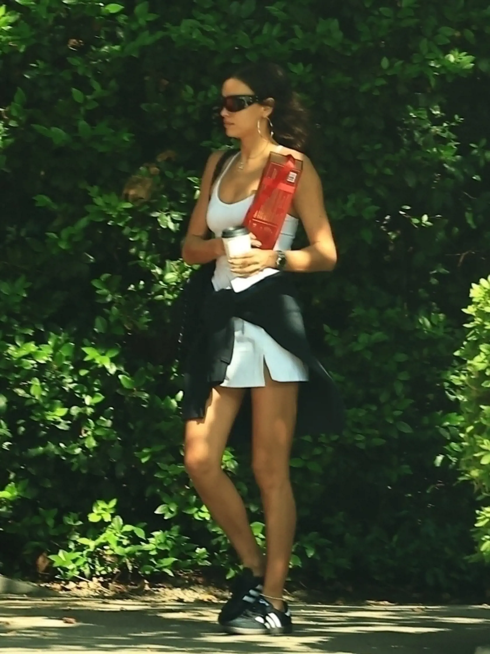 Irina sa snaží všemožne maskovať. Šikovný fotografi však jej románik s Bradym odhalili takmer okamžite.