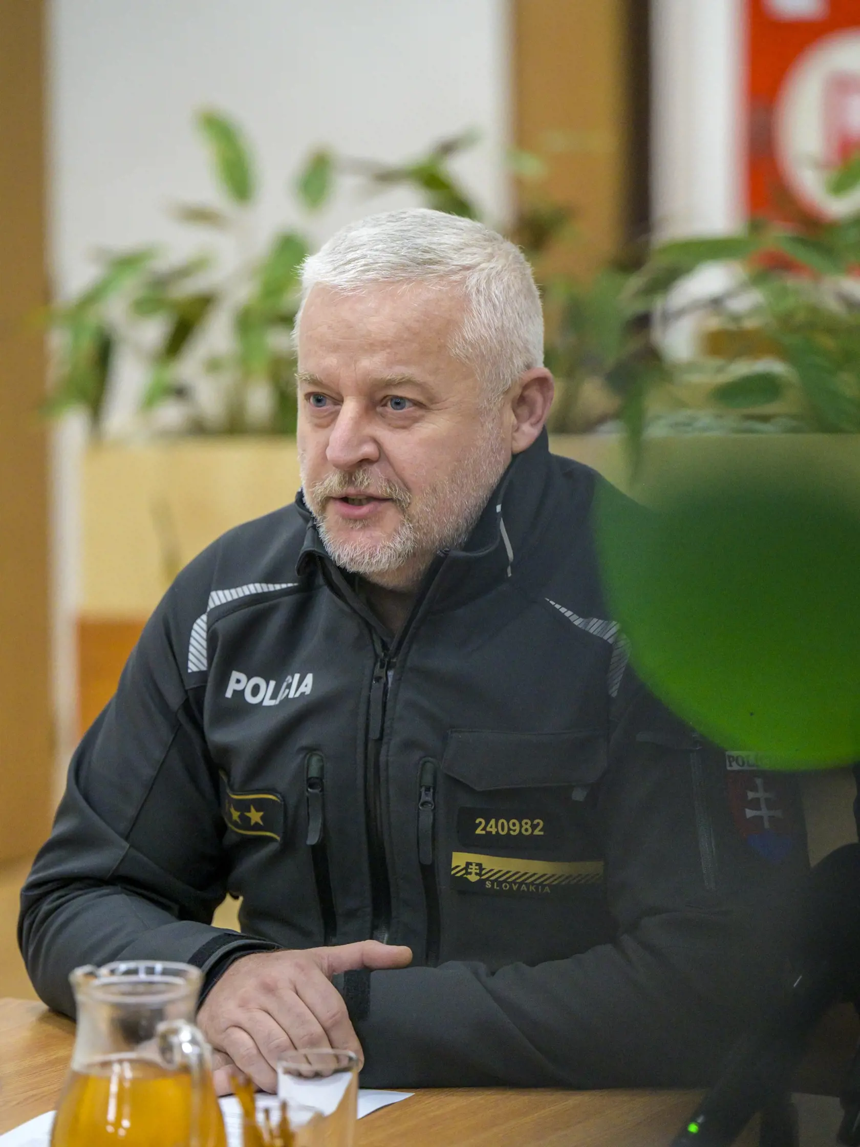 Na snímke prezident Policajného zboru (PZ) SR Ľubomír Solák informuje počas tlačovej konferencie o útoku nožom na gymnáziu v meste Spišská Stará Ves (okres Kežmarok) vo štvrtok 16. januára 2025. Po útoku hlásia dvoch mŕtvych. Obeťami útoku sú dve ženy, 18-ročná študentka a 51-ročná zástupkyňa riaditeľa. Zranená bola 18-ročná žiačka, ktorú so stredne ťažkými poraneniami previezli do nemocnice v Poprade. Na mieste boli ošetrení aj 51-ročný muž a 62-ročná žena z dôvodu akútnej stresovej reakcie. FOTO TASR - Veronika Mihaliková