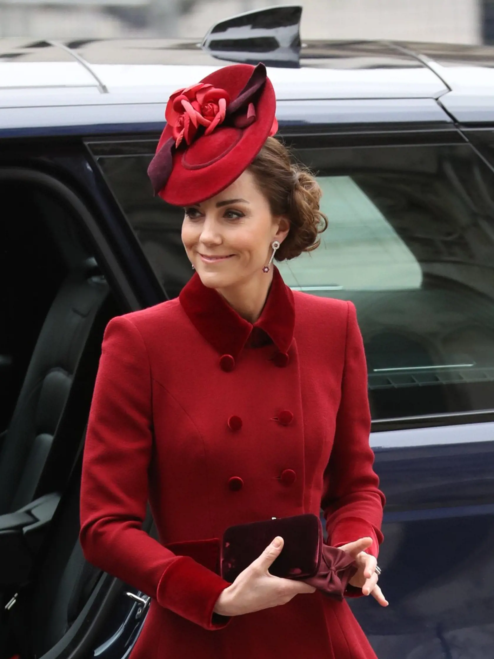 Aj tento rok Kate prišla do Westminster Abbey v červenou outfite - a bez rukavičiek.