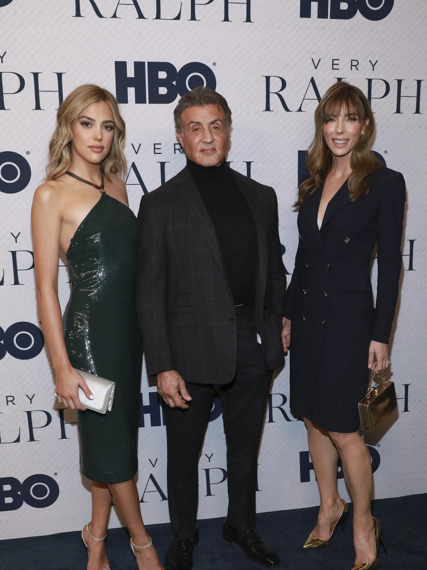 SY 22 Beverly Hills - Na snímke v strede herec Sylvester Stallone s manželkou Jennifer Flavin (vpravo) a dcérou Sistine (vľavo) počas príchodu na premiéru dokumentárneho  filmu o módnej ikone Ralphovi Laurenovi "Very Ralph" spoločnosti HBO v kalifornskom Beverly Hills 11. novembra 2019. FOTO TASR/AP  
Sistine Stallone, Sylvester Stallone and Jennifer Flavin attend the HBO premiere of "Very Ralph," at the Paley Center for Media, Monday, Nov. 11, 2019, in Beverly Hills, Calif. (Photo by Mark Von H
