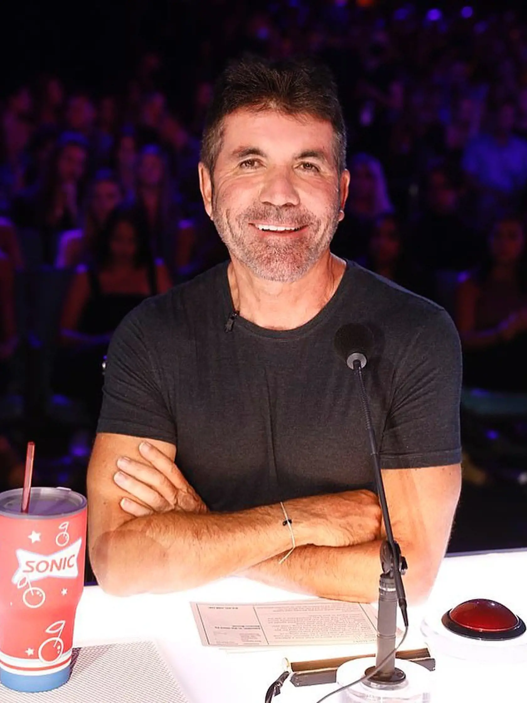 Simon Cowell zasadol do porotcovského kresla súťaže Amerika hľadá talent už v roku 2002. Od tej doby je pravidelnou súčasťou podobných projektov. Ako väčšina verejne známych celebrít si potrpí na svoj výzor, čím je veľmi známy. Najnovšie však prekvapuje zmenou tváre, ktorá je zjavne poznačená plastikami až príliš. Starnúci milovník si tak zjavne kompenzuje nie len svoj vek.
