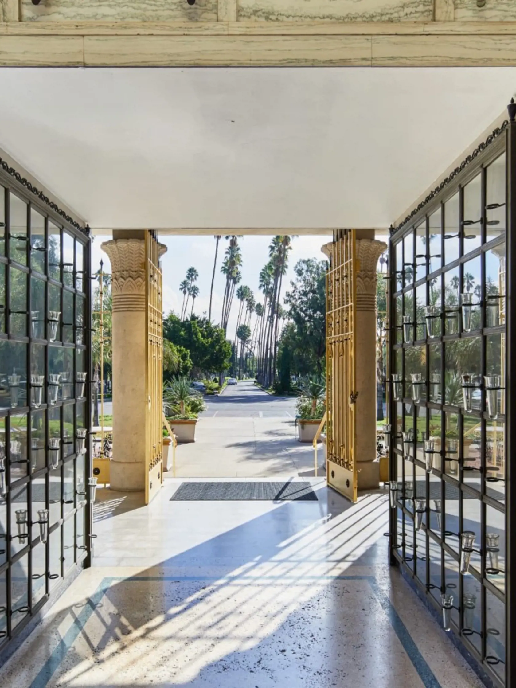 Priestory cintorínu sú naozaj veľmi krásne. Nesie meno Hollywood Forever Cemetery. Na snímke je zobrazený luxusný cintorín, na ktorom posledný odpočinok našli okrem Anne Heche aj mnohé iné hollywoodske celebrity.