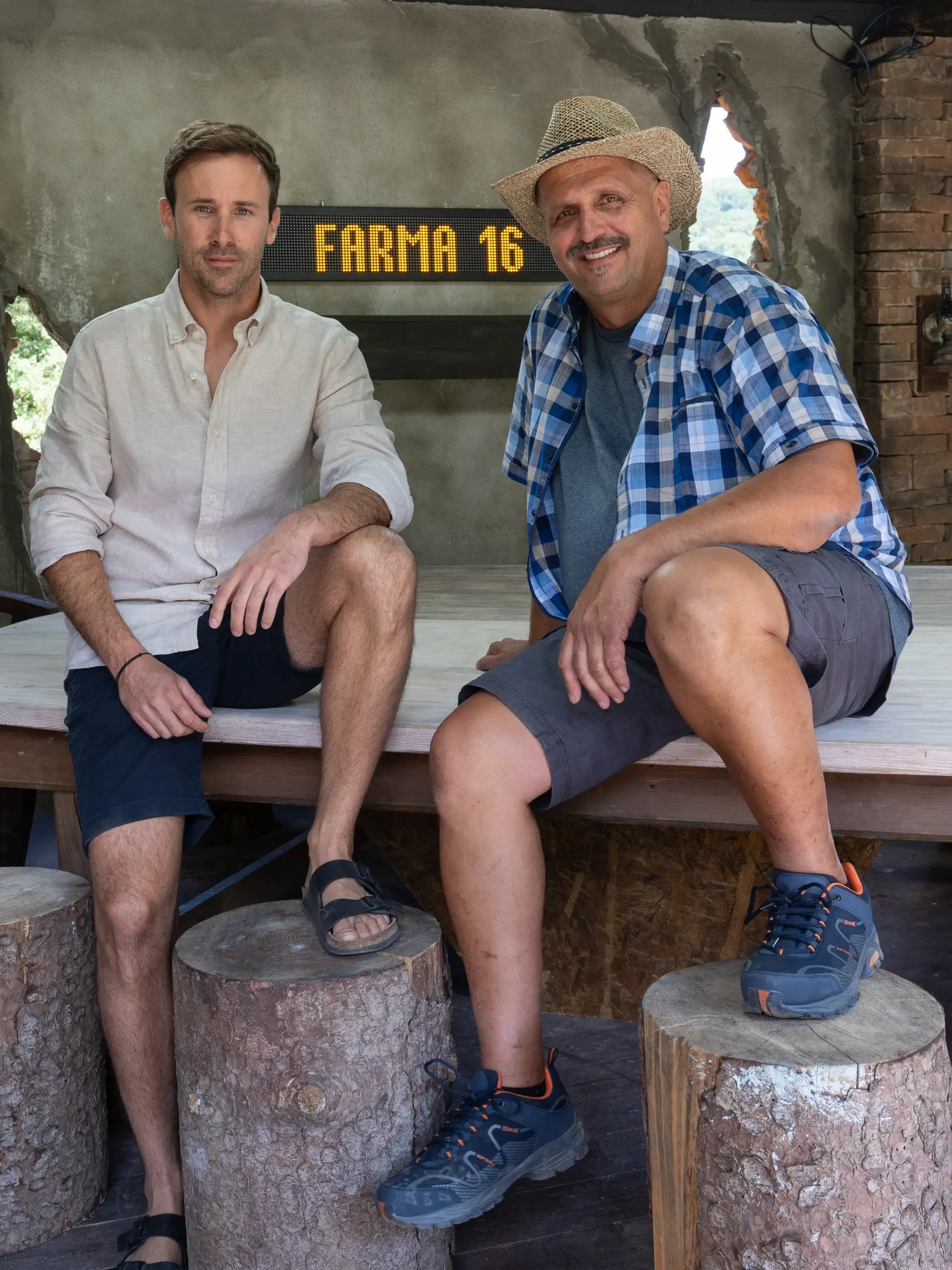 Realityshow Farma - 16. Ročník obľúbenej sútaže televízie Markíza sa bude odohrávať nedaľeko obce Modrová. Na snímke je farmár Martin Bagár a moderátor Marek Fašiang.