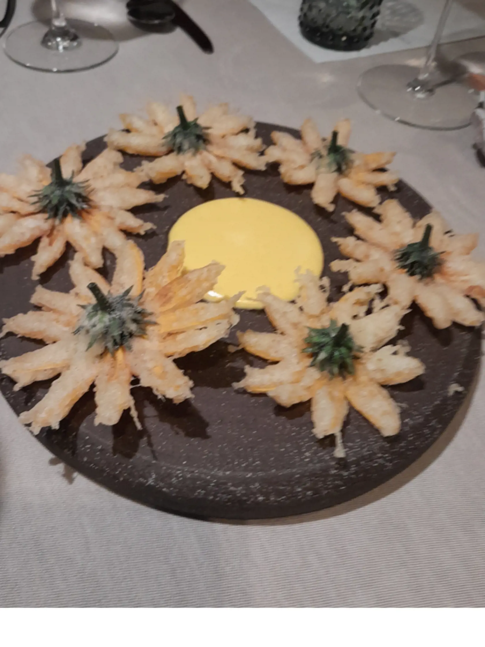 Reštaurácia Bootshaus: Topinamburové kvety Tempura, jogurt a majonéza z kvetov topinamburu.