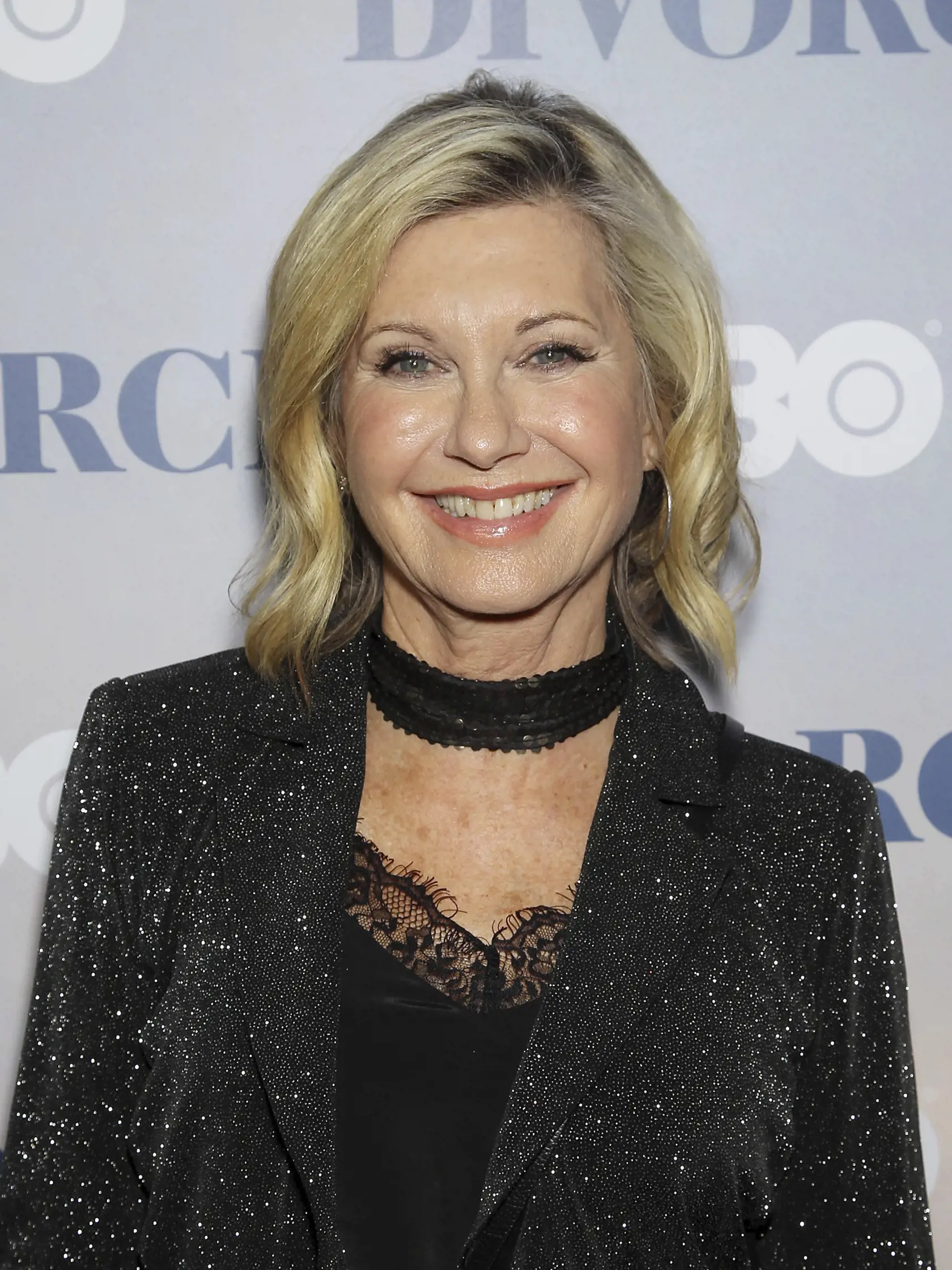 Britsko-austrálska speváčka Olivia Newton-John prichádza na premiéru nového seriálu Rozvod (Divorce) televízneho kanálu HBO v newyorskom kine SVA Theatre v noci na 5. októbra 2016.