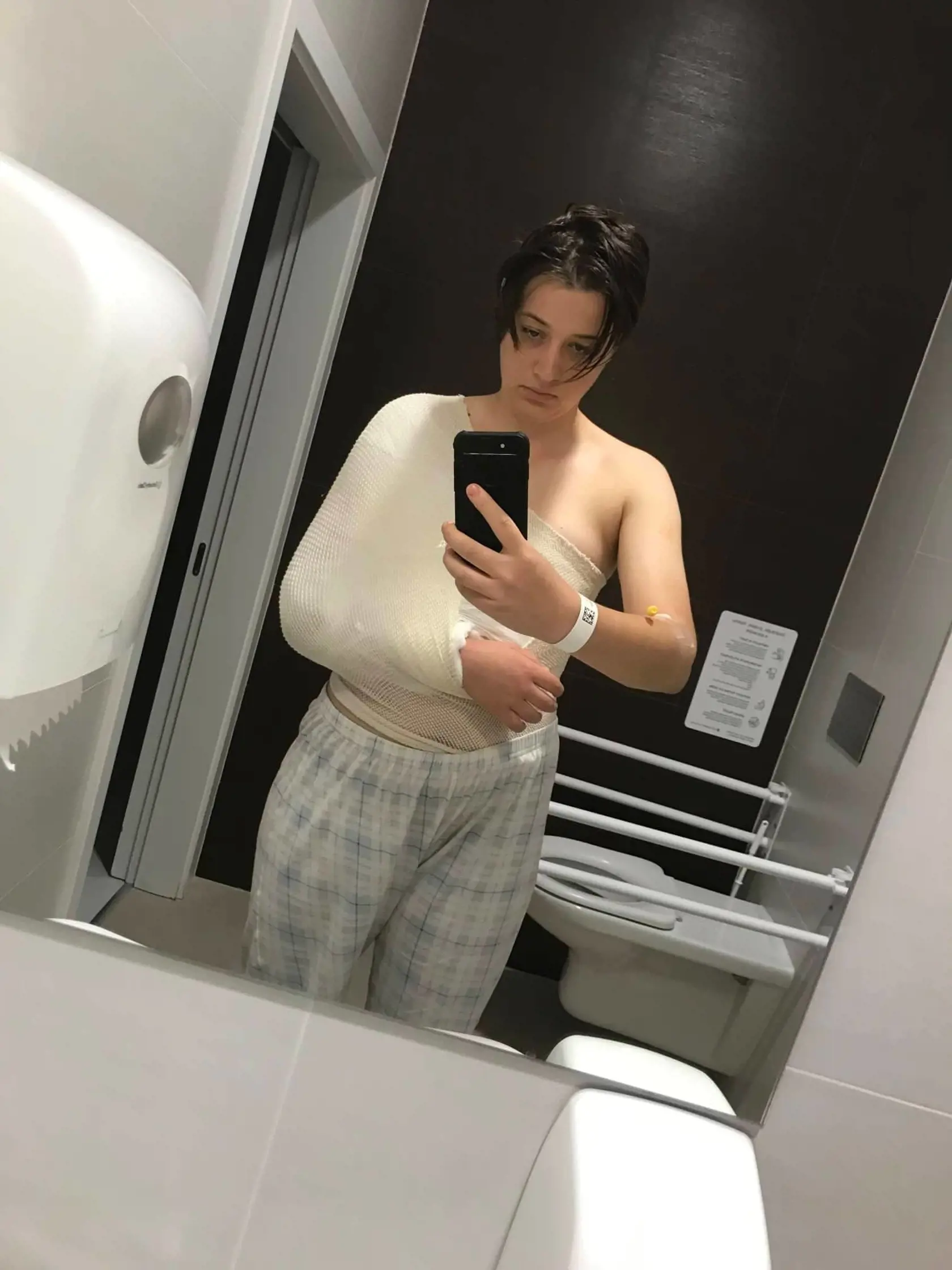 Po operácii ruky. Zlomil jej ju podľa jej slov bývalý priateľ po tom, ako sa s ním rozišla. Neskôr vysvitlo, že s Martinom sú kamaráti.