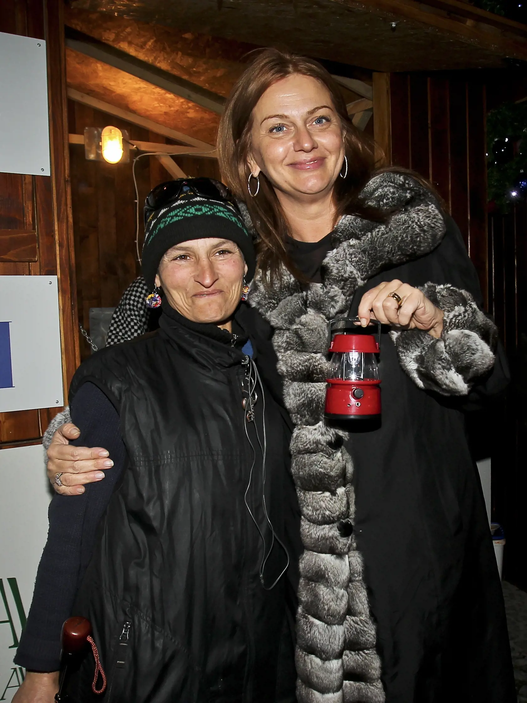 Na snimke vpravo europoslankyna za stranu SMER-SD Monika Flasikova Benova pocas rozdavania tradicnej kazdorocnej vianocnej "Monikinej kapustnice" pre ludi bez domova v centre Bratislavy.