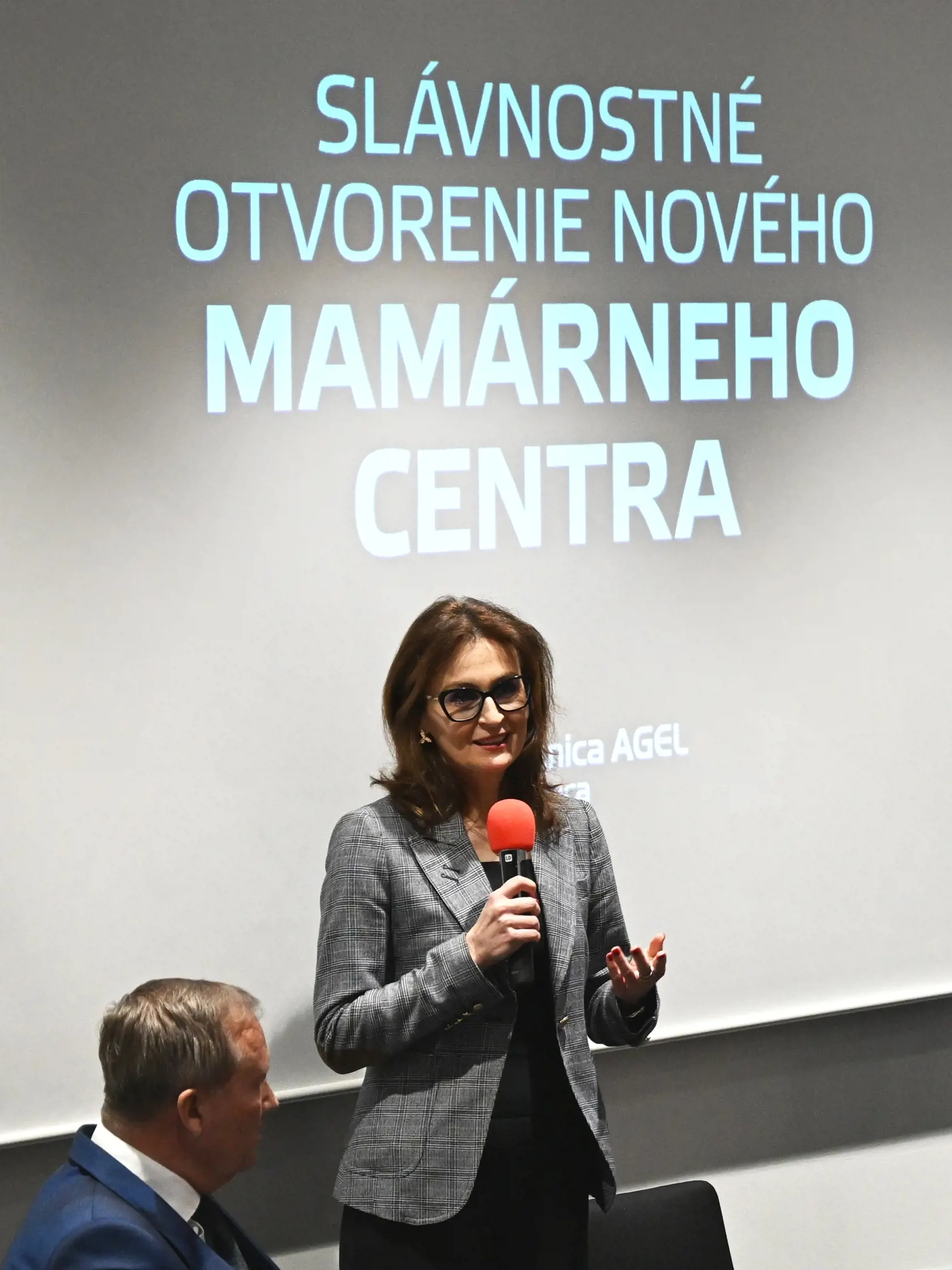 Na snímke zľava generálny riaditeľ nemocnice Agel Košice - Šaca František Sabol a medicínska riaditeľka Agel Andrea Kalavská počas slávnostného otvorenia nového mamárneho centra v Nemocnici AGEL v Košiciach - Šaci 26. februára 2025.FOTO TASR – František Iván
