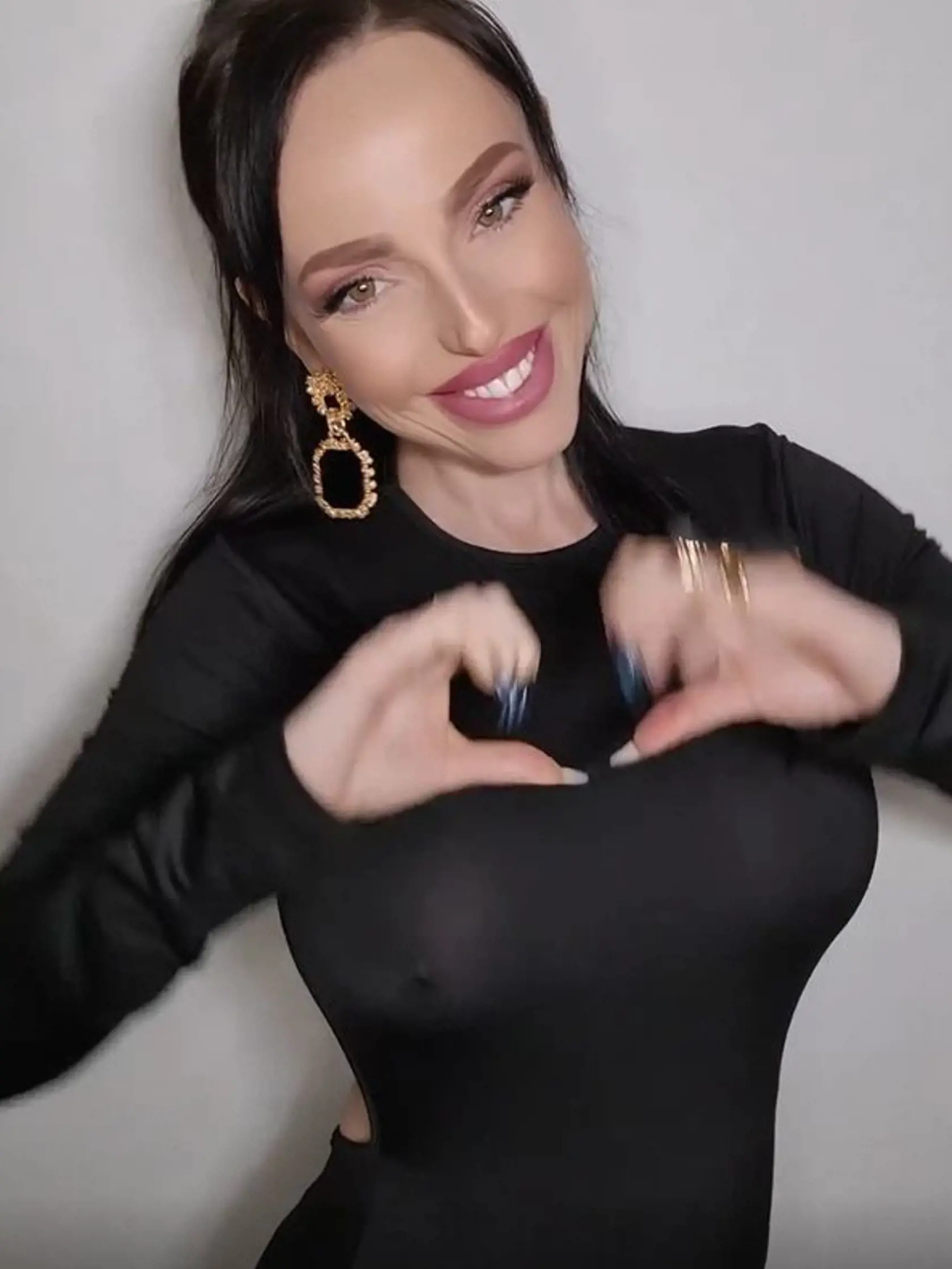 Prsnatá Zuzanita z jojkárskej šou Take me out čaká dieťa.