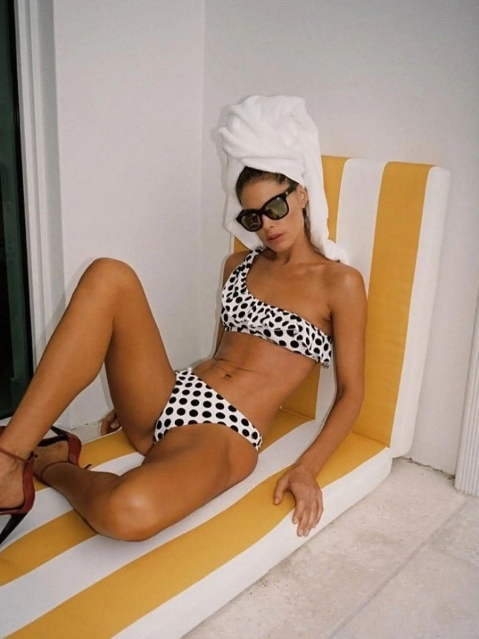 Kto sa už len opaľuje v opätkoch? Napríklad Doutzen Kroes.