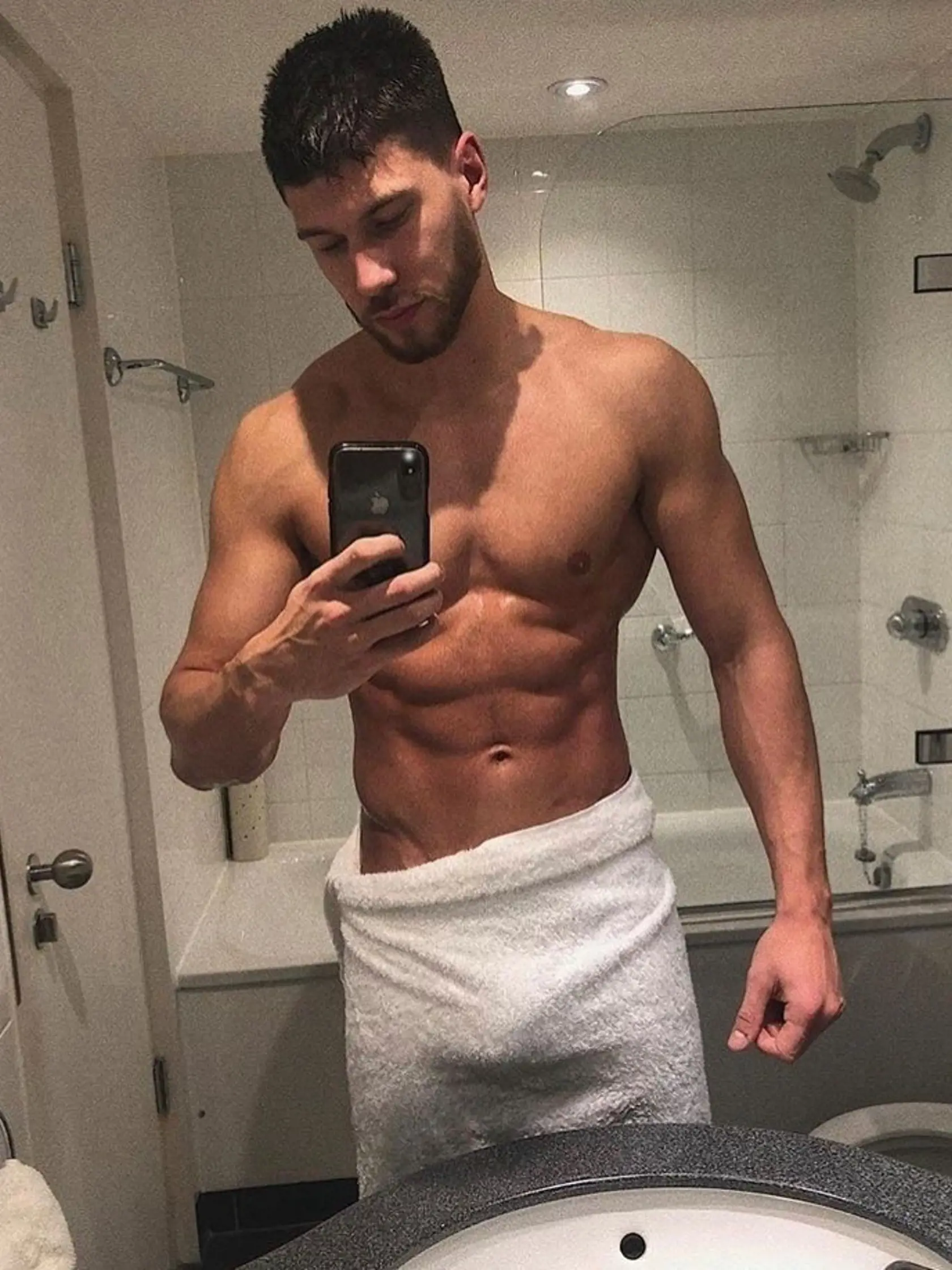 Niekto tu skrýva pod uterákom prekvapenie. Futbalista Jack Fowler.
