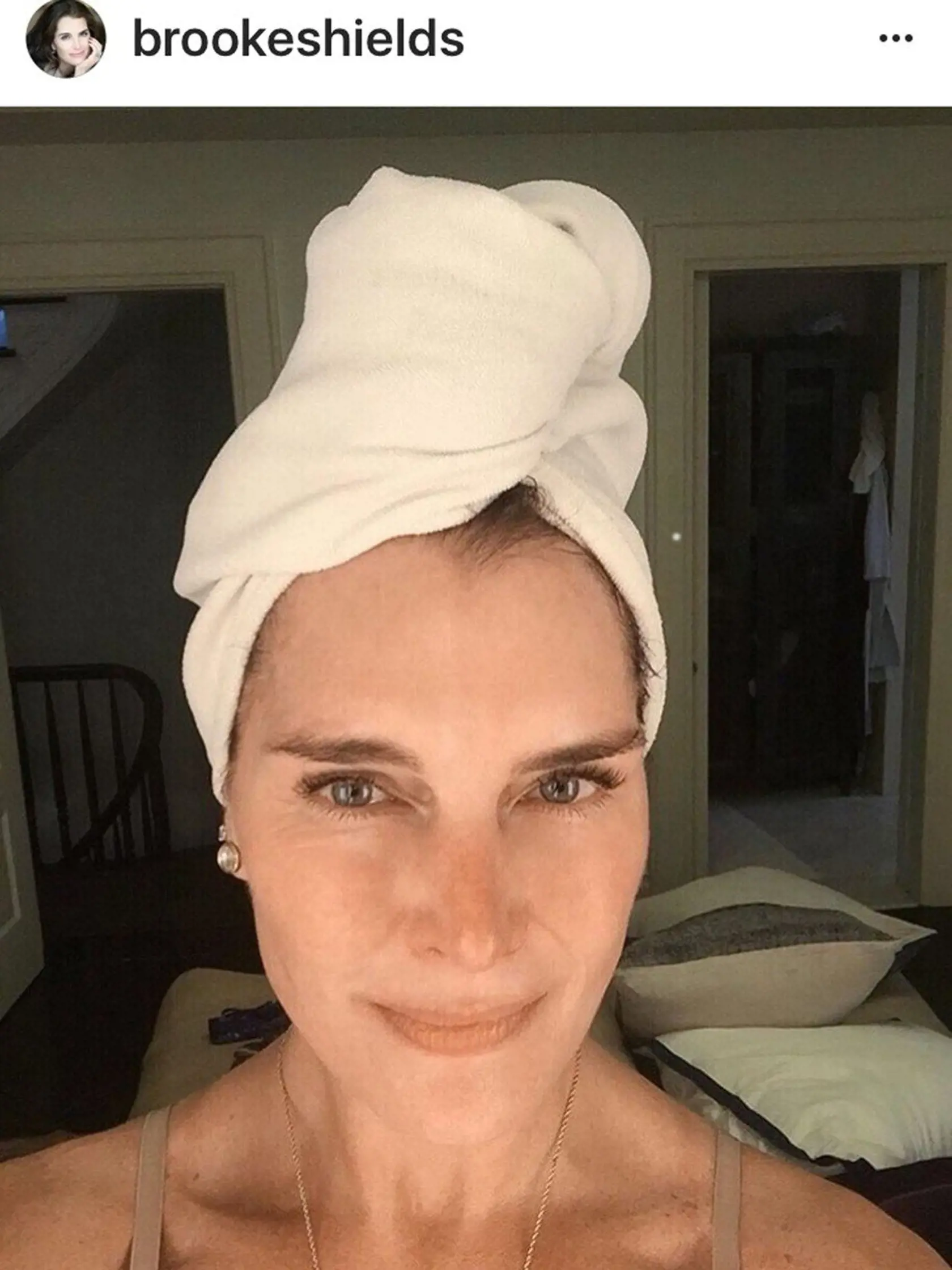Päťdesiatničke Brooke Shields by tvár bez mejkapu mohla nejedna žena závidieť.
