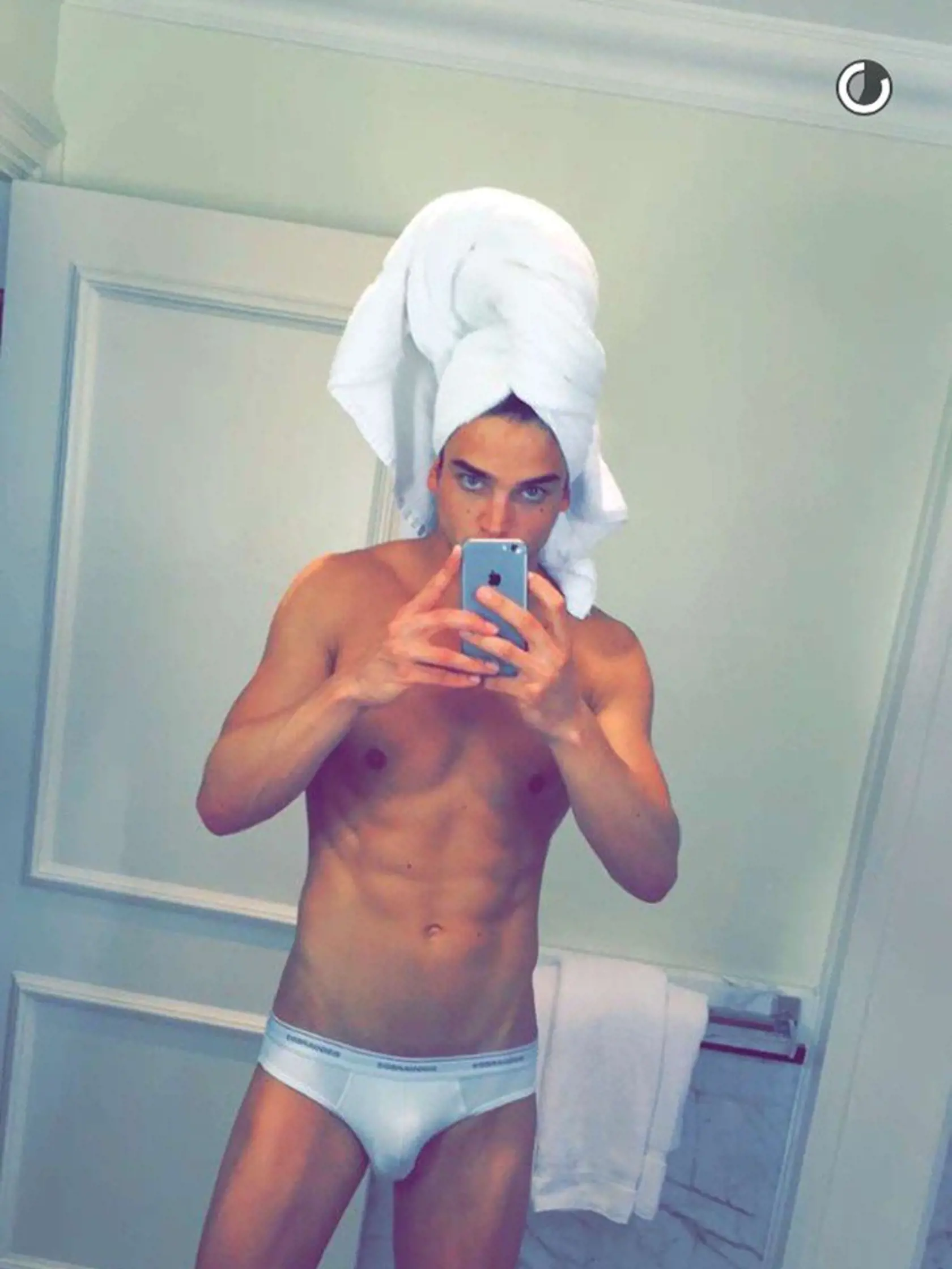 Človek ani nevie, či chcel toto vidieť. River Viiperi sa zrejme rád odhaľuje a robí si uterákové turbany.