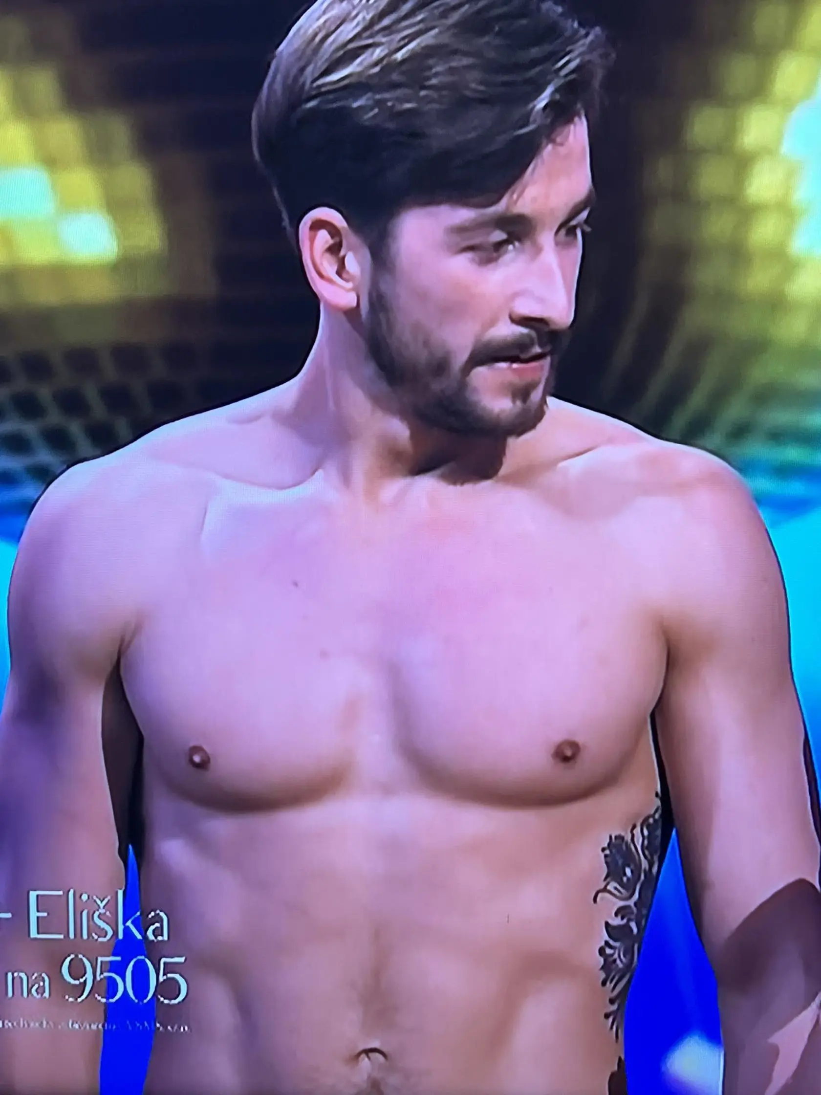 Herec Jakub Jablonský predviedol sexi hruď.