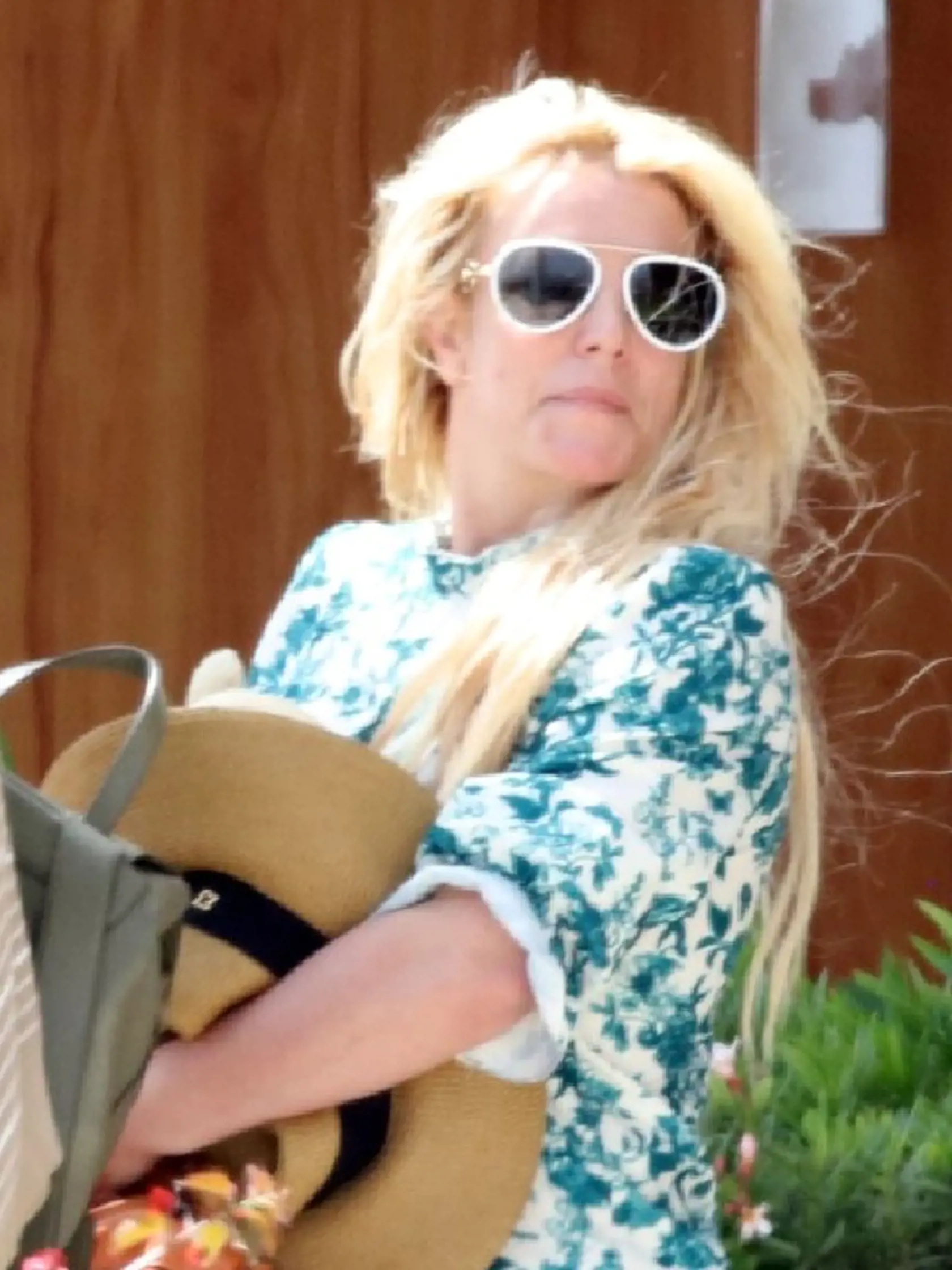 So speváčkou Britney Spears to ide znova z kopca. Za jej aktuálnym psychickým zrútením stoja aj manželské problémy. Jej polovička totiž podala žiadosť o rozvod.