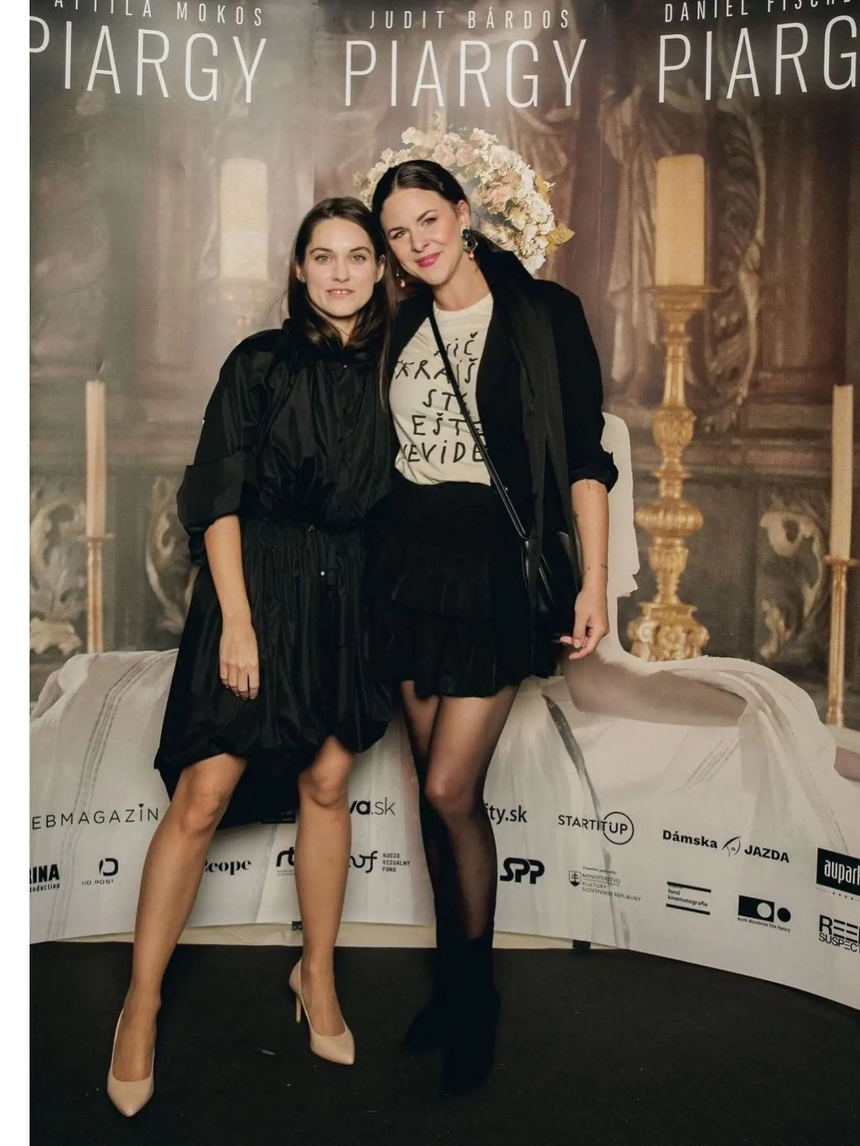 Kristína Tormová a Judit Pecháček na premiéry filmu Piargy, ku ktorému Kristína vytvorila aj tričká.