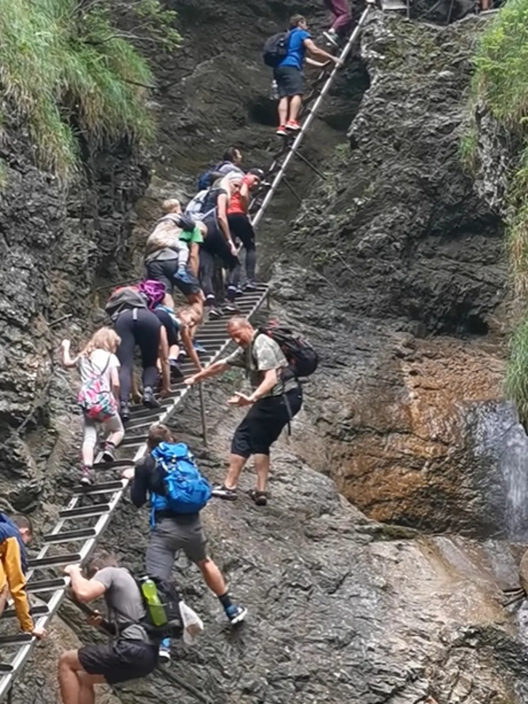 Českí turisti sa v minulosti takto "obiehali" na rebríku.