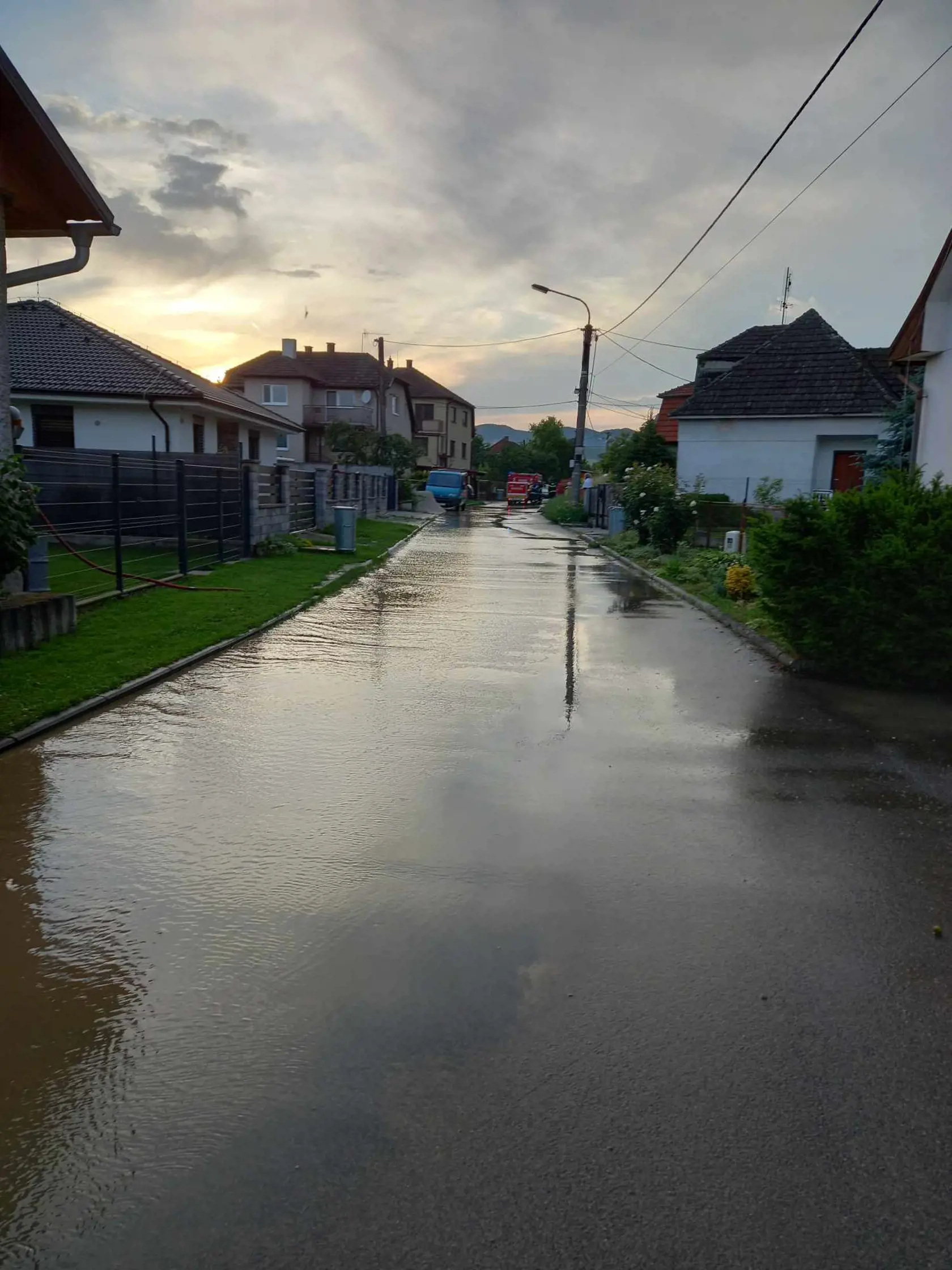 Silné búrky spôsobili záplavy v obci Svinná v Trenčianskom okrese.