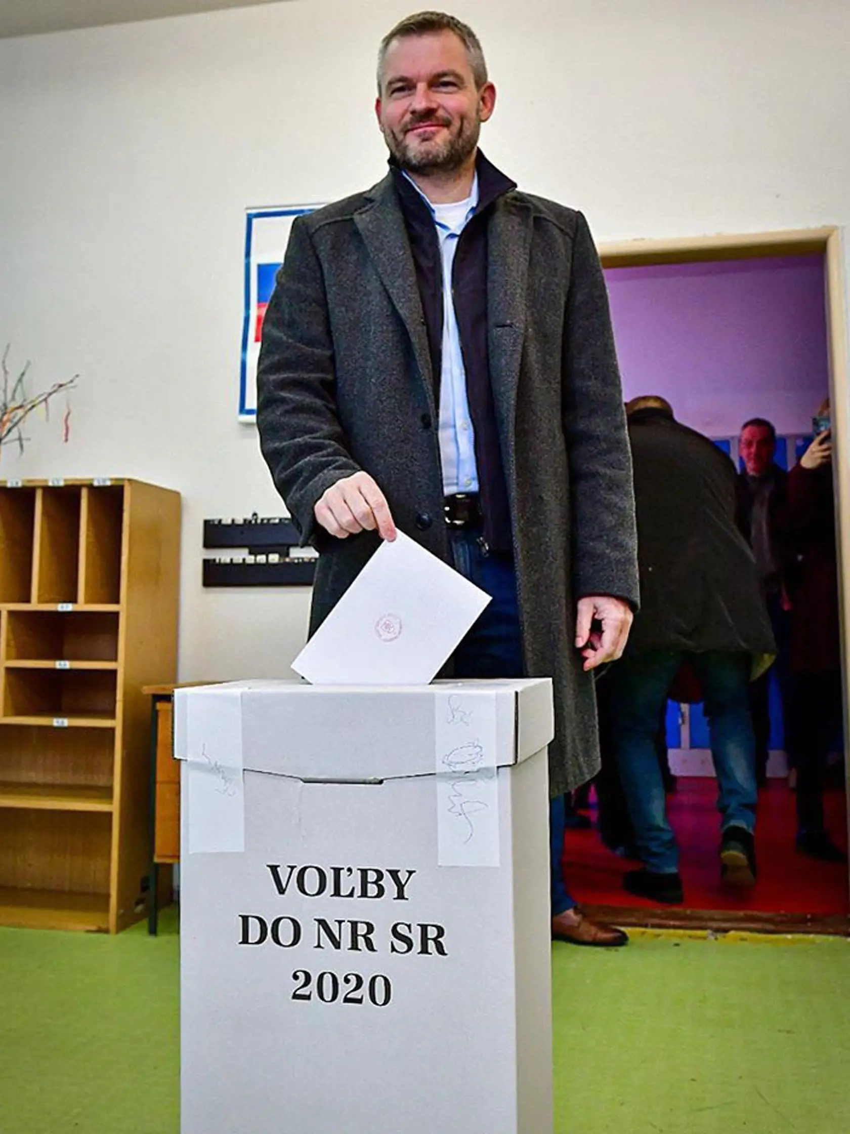 Volební líder Smeru Peter Pellegrini sa pri hlasovaní bavil dobre.