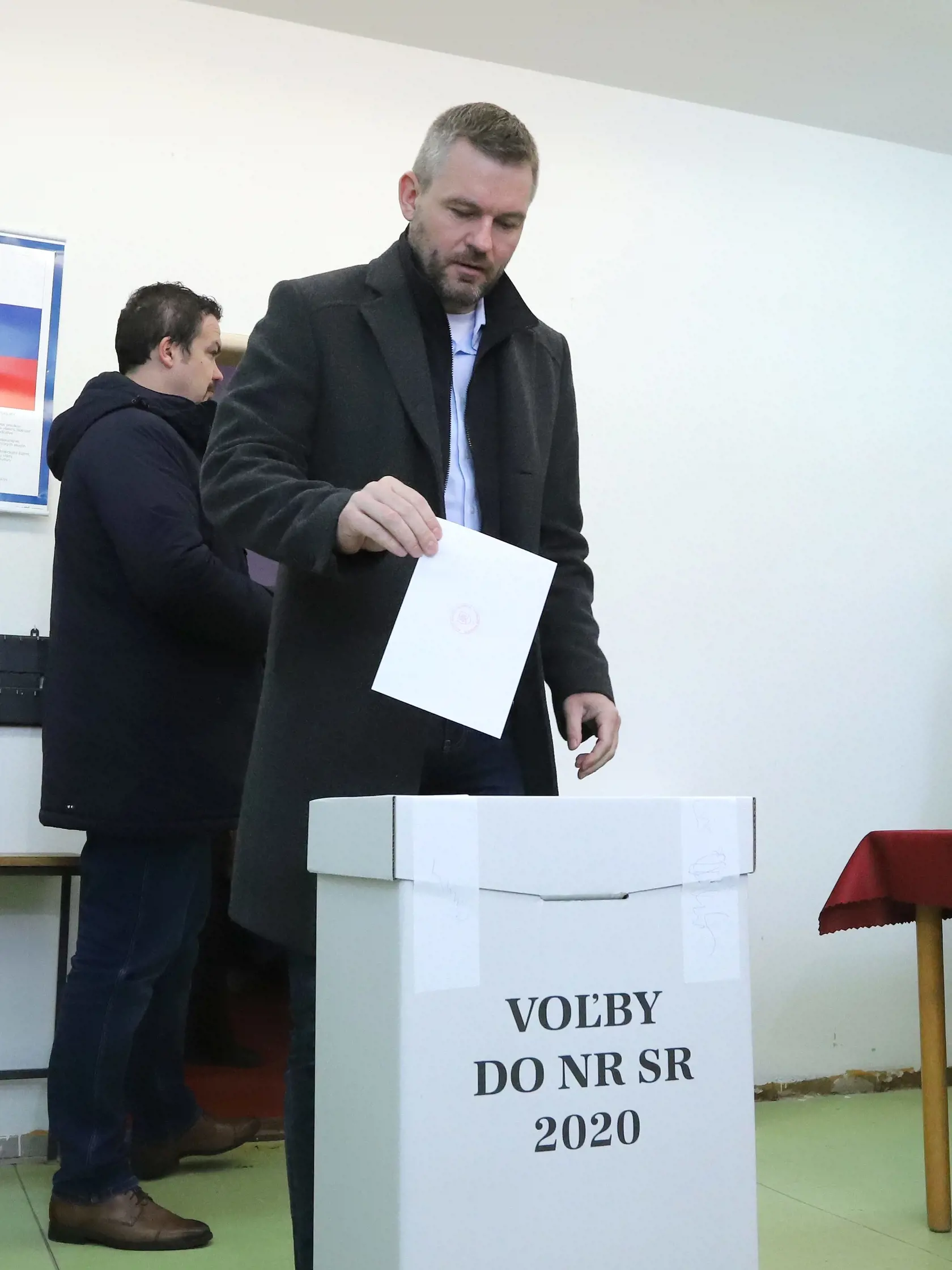 Na snímke predseda vlády SR Peter Pellegrini  vhadzuje obálku z hlasovacím lístkom do volebnej urny vo volebnej miestnosti na Základnej škole Jána Bakossa v Banskej Bystrici vo voľbách do Národnej rady Slovenskej republiky. V Banskej Bystrici 29. februára 2020. FOTO TASR - Ján Krošlák  