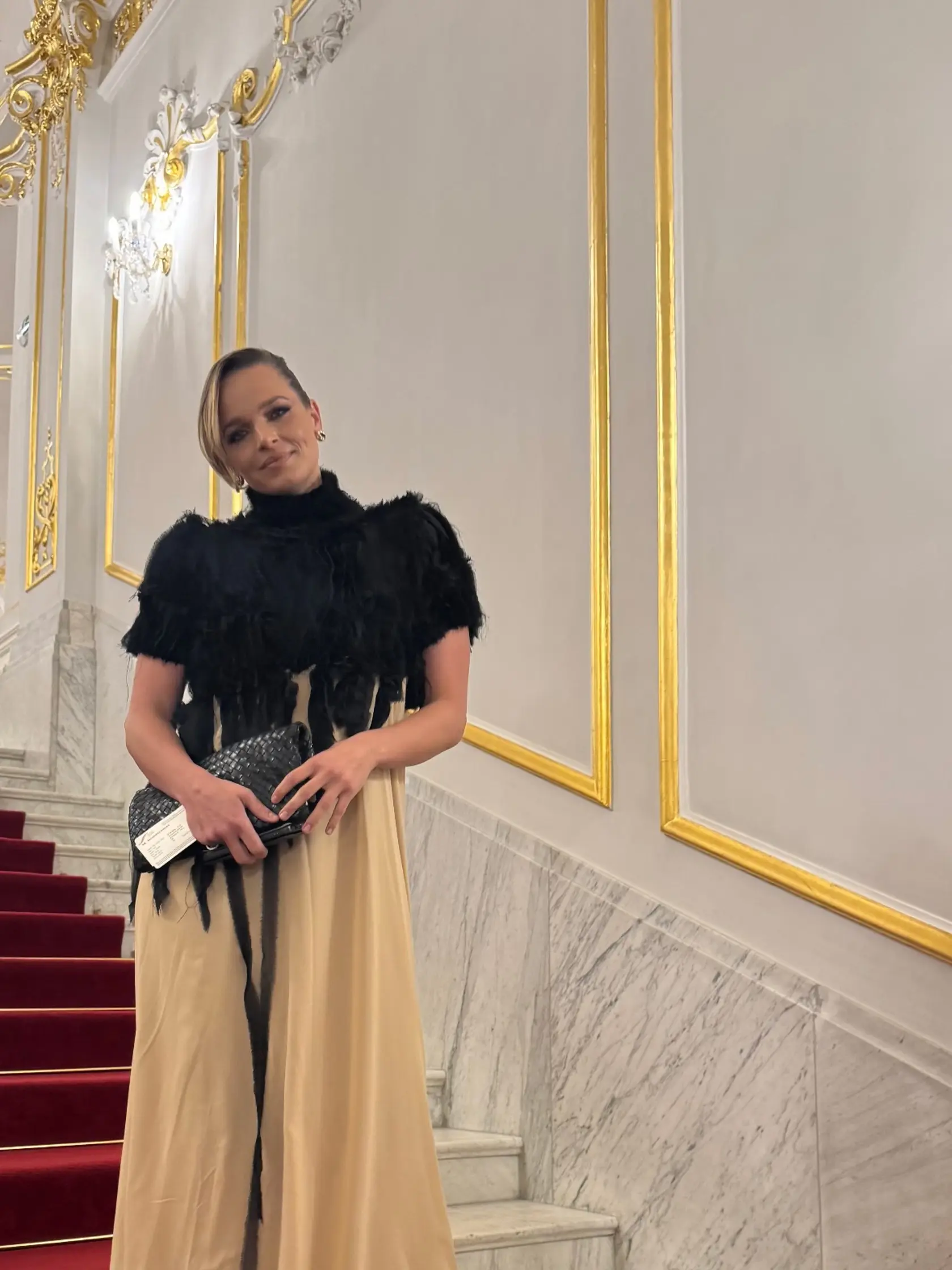 Romana Tabaková si obliekla si dlhé šaty s čiernou kožušínkovou štólou, ale chrbát nechala odhalený. 