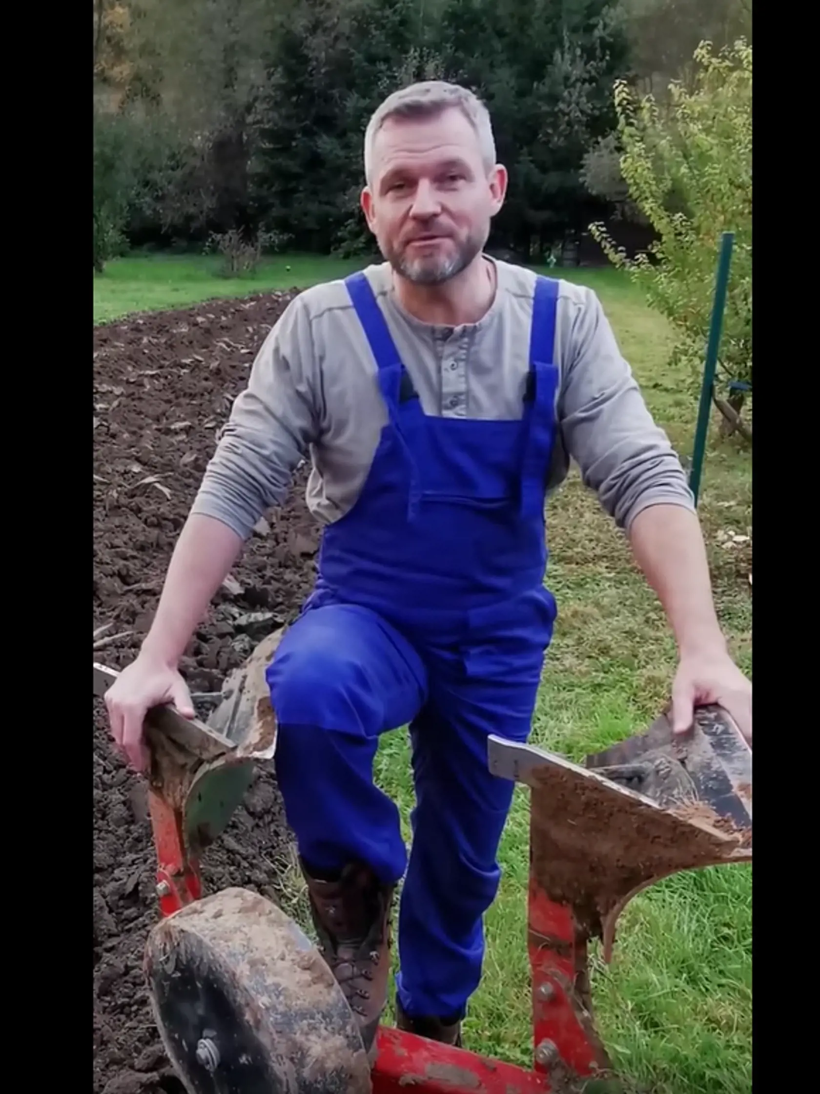 Pellegrini aj tento rok posiela pozdrav z traktore oblečený v modrej monterke.